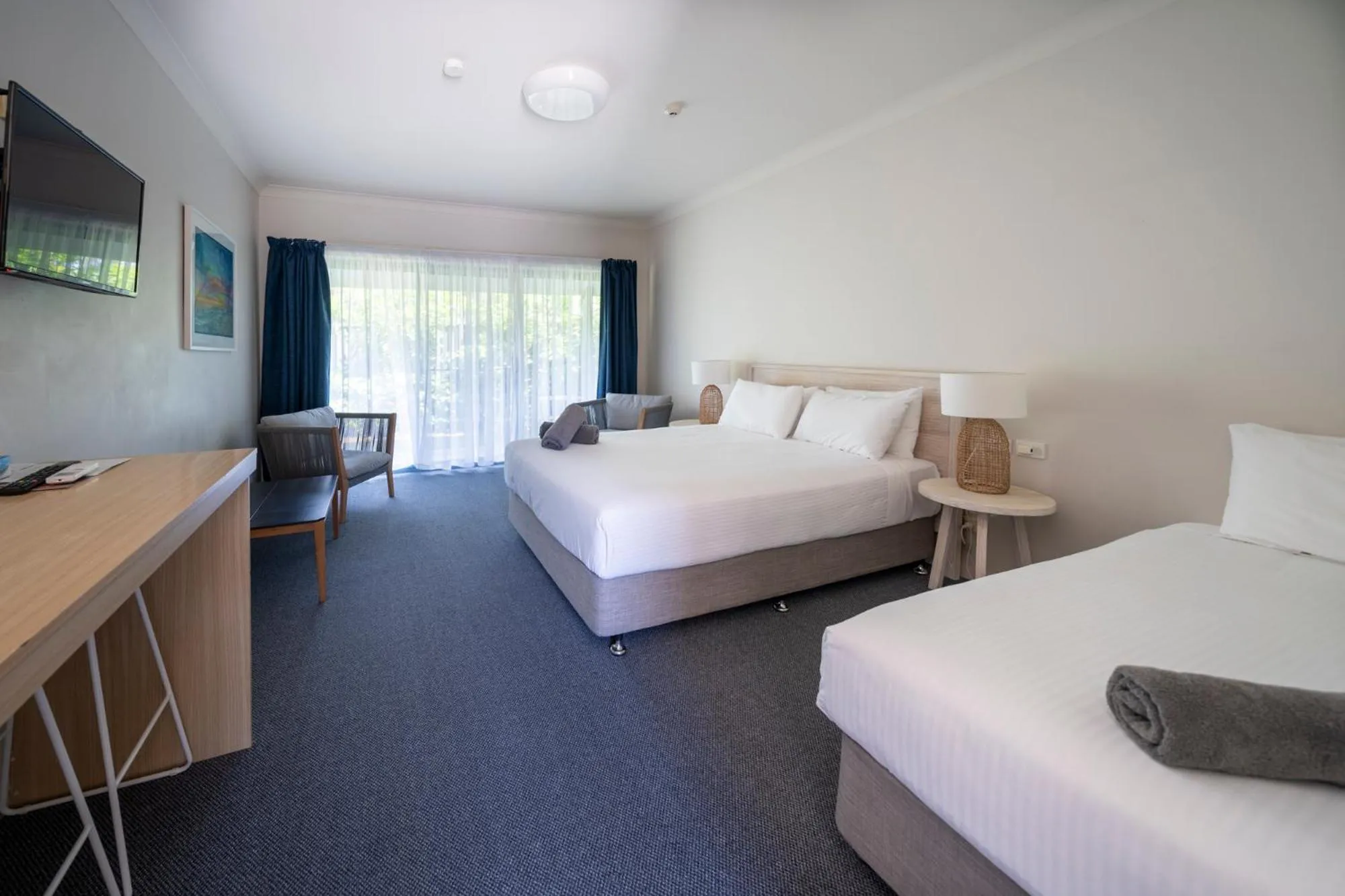 Communal lounge/ TV room, Bed in Woolgoolga Coast Motel