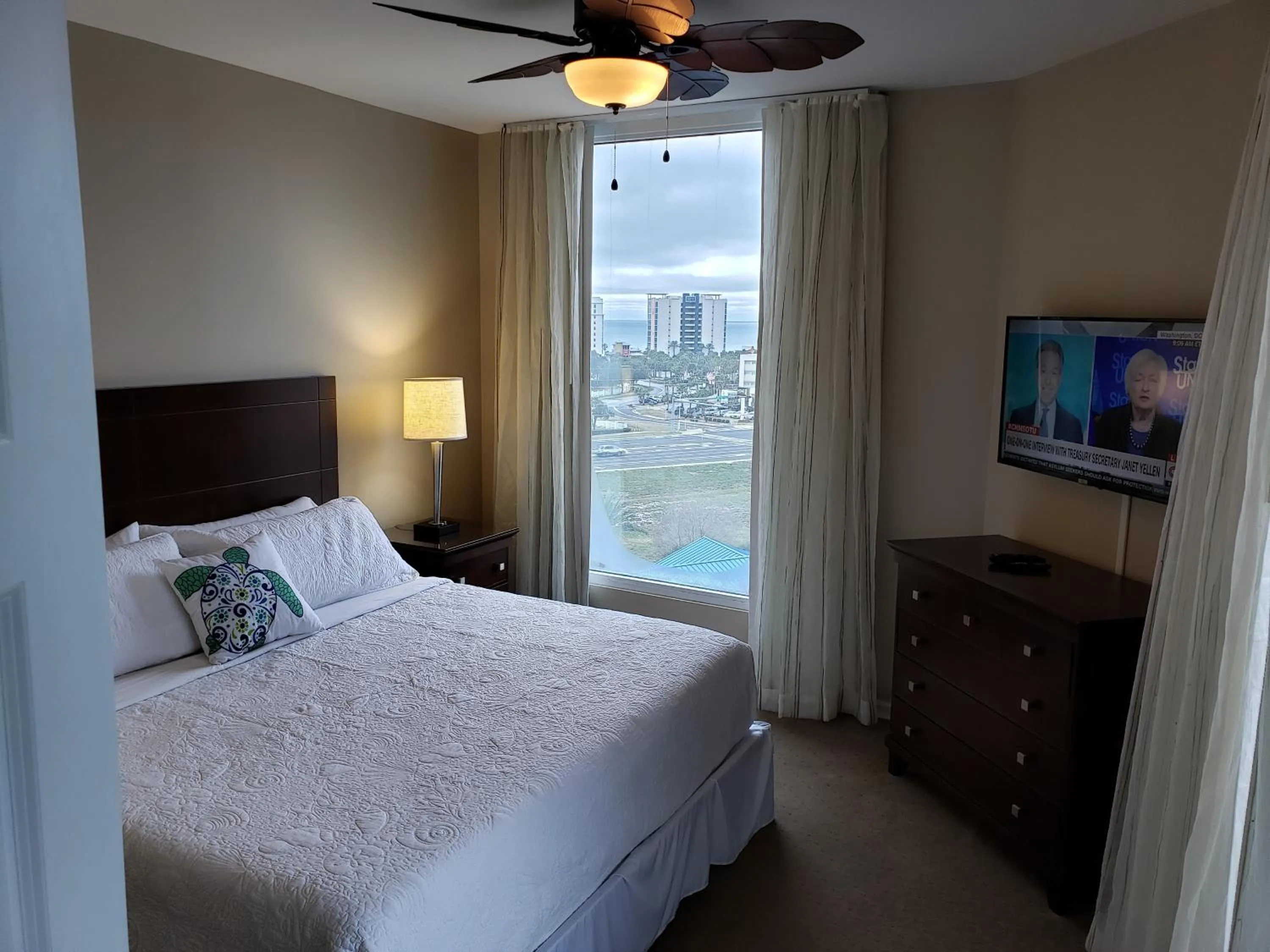 Bed in 1815 A Slice of Heaven Destin - Pool & Ocean View