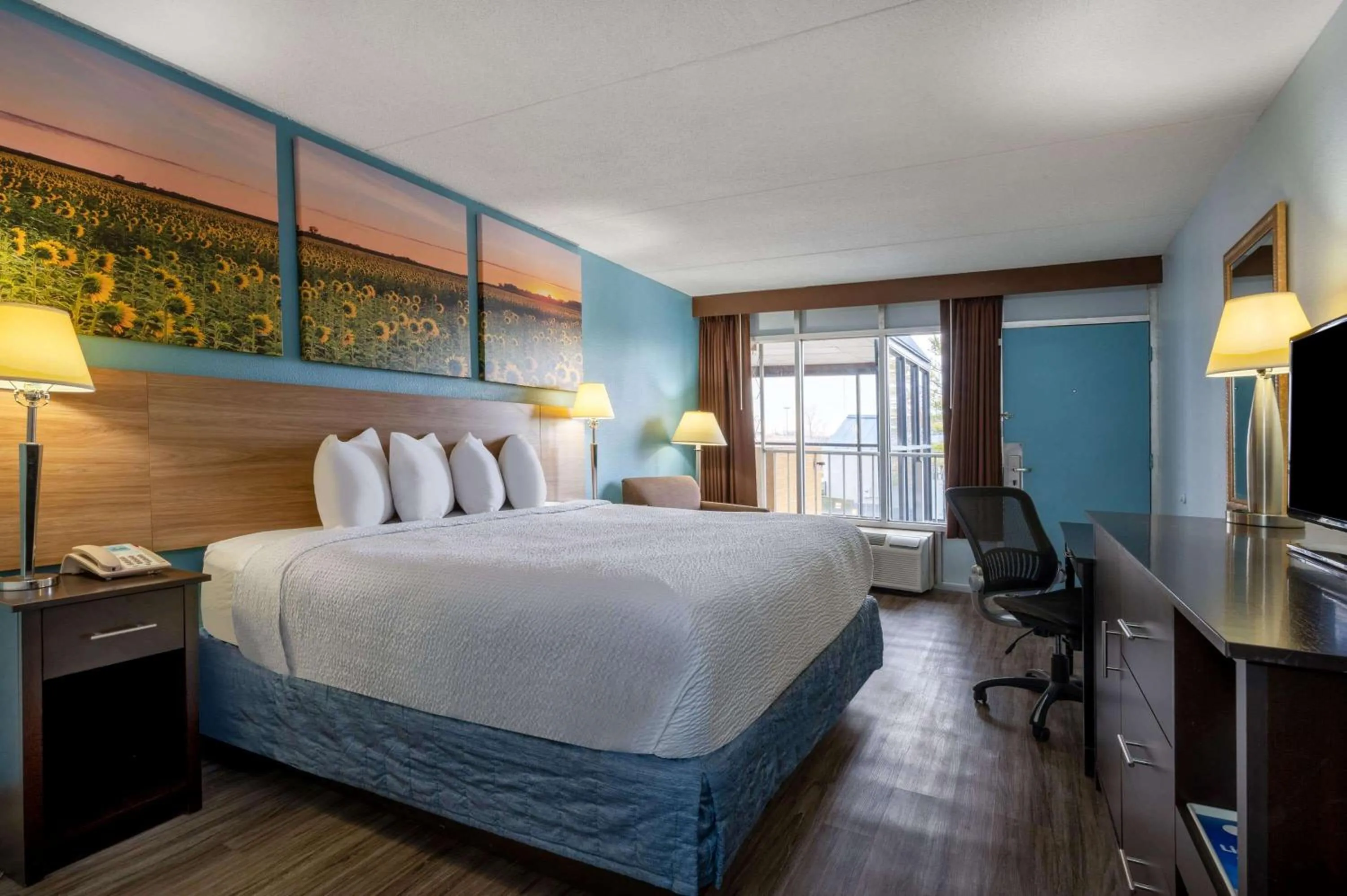 Photo of the whole room, Bed in Days Inn by Wyndham Perrysburg Toledo