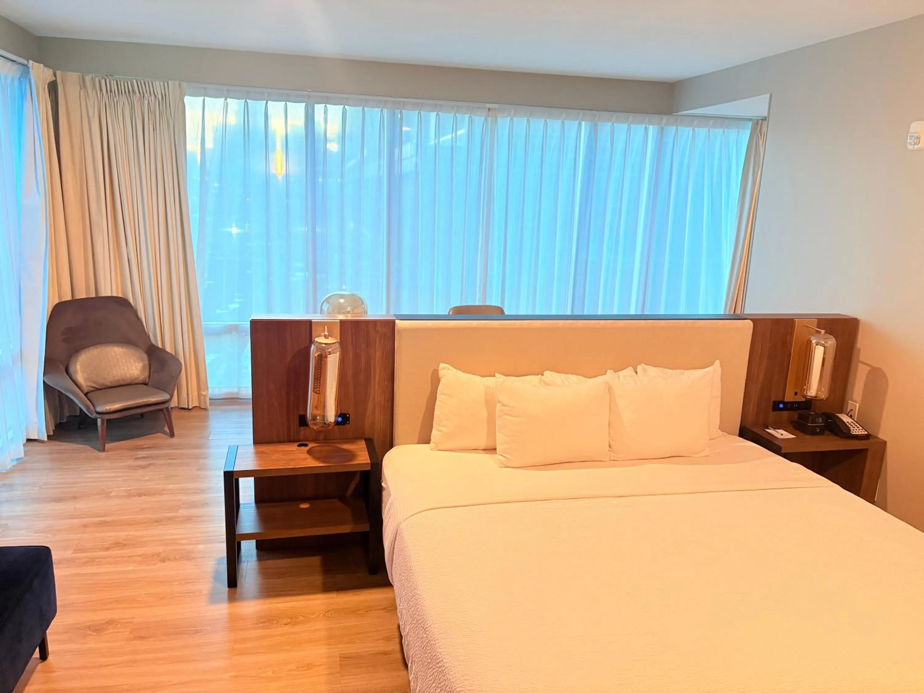 Bed in La Quinta Inn & Suites by Wyndham Nashville Downtown Stadium