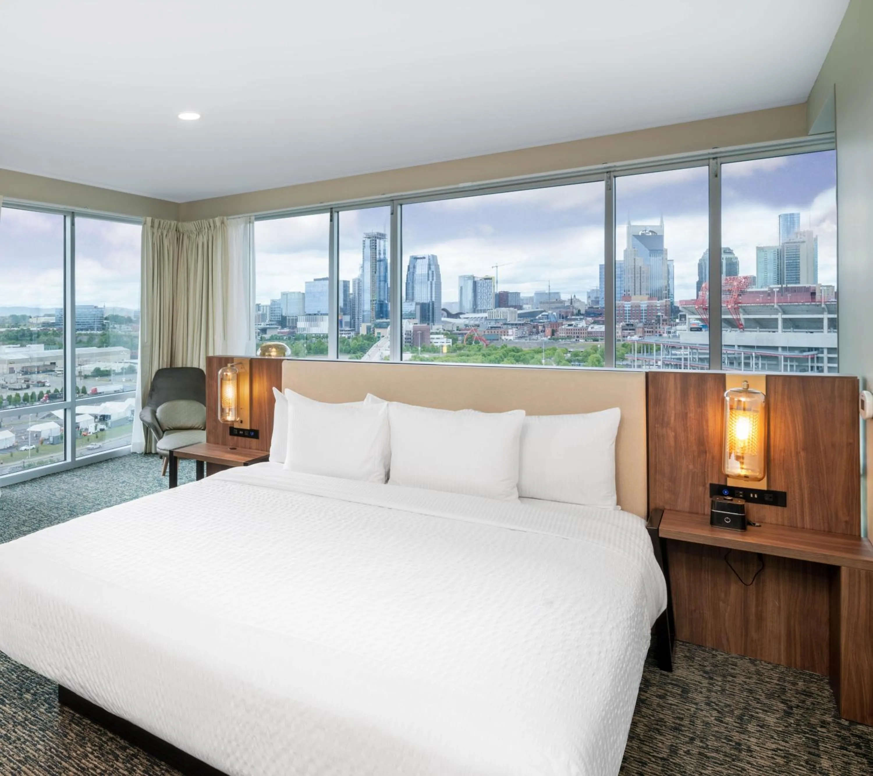 Bed in La Quinta Inn & Suites by Wyndham Nashville Downtown Stadium