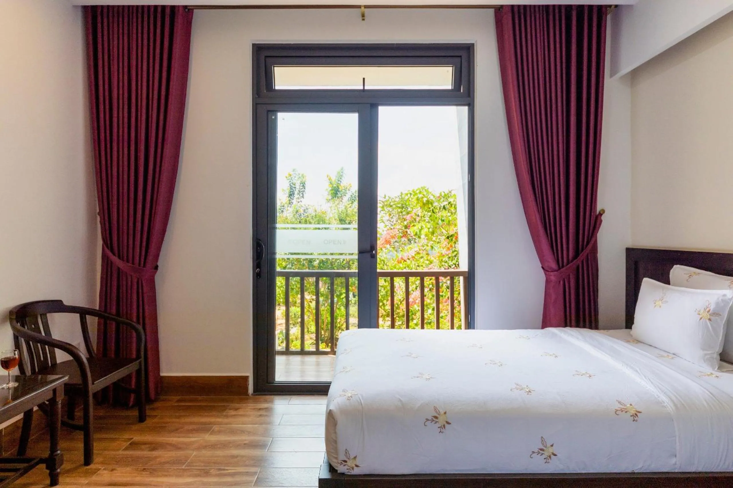 Bed in Thanh Loan 2 Da Lat Hotel