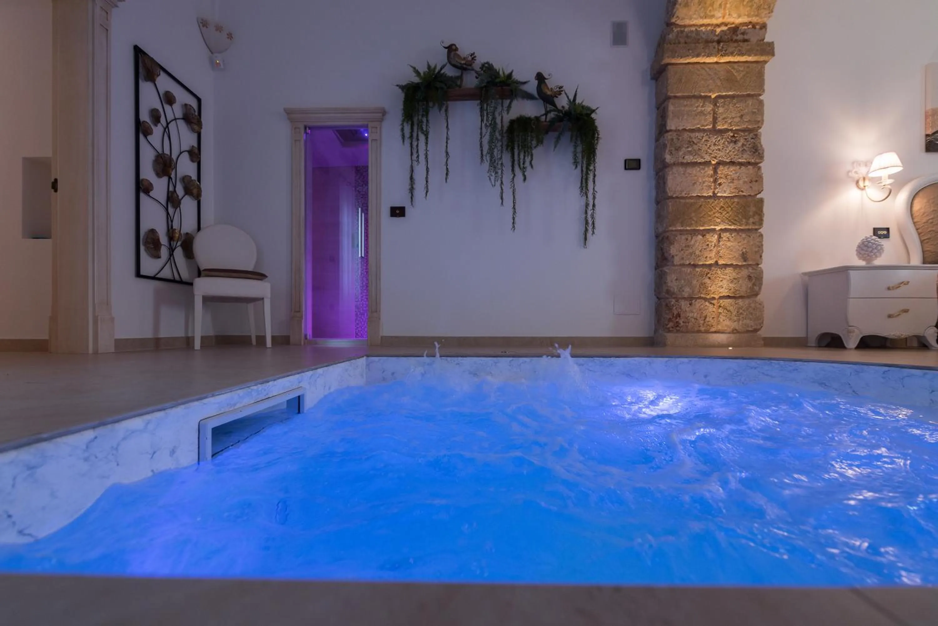 Swimming pool in Donna Fiora Antica Dimora