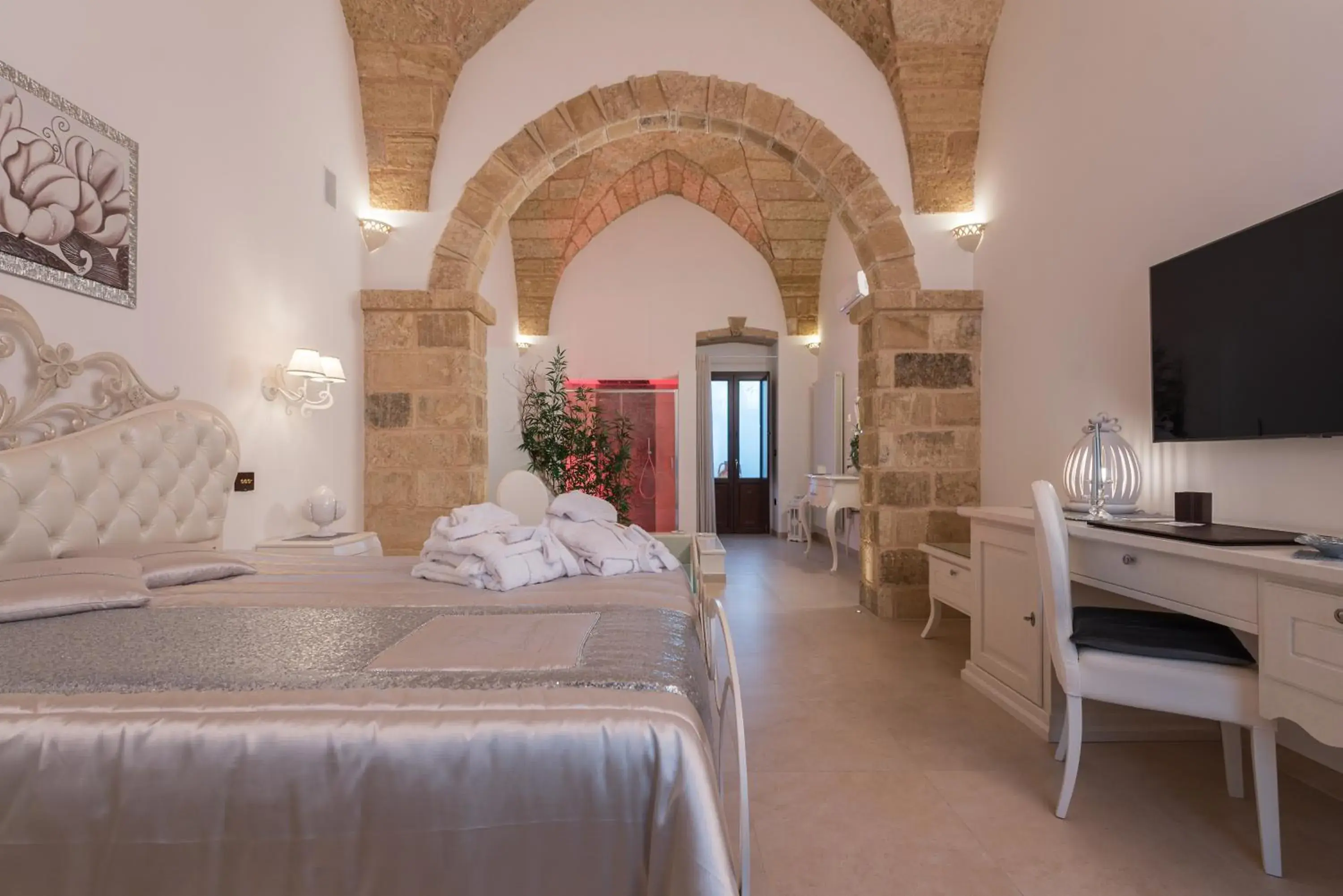 Queen Suite with Pool View - single occupancy in Donna Fiora Antica Dimora Queen Suite with Pool View - single occupancy in Donna Fiora Antica Dimora