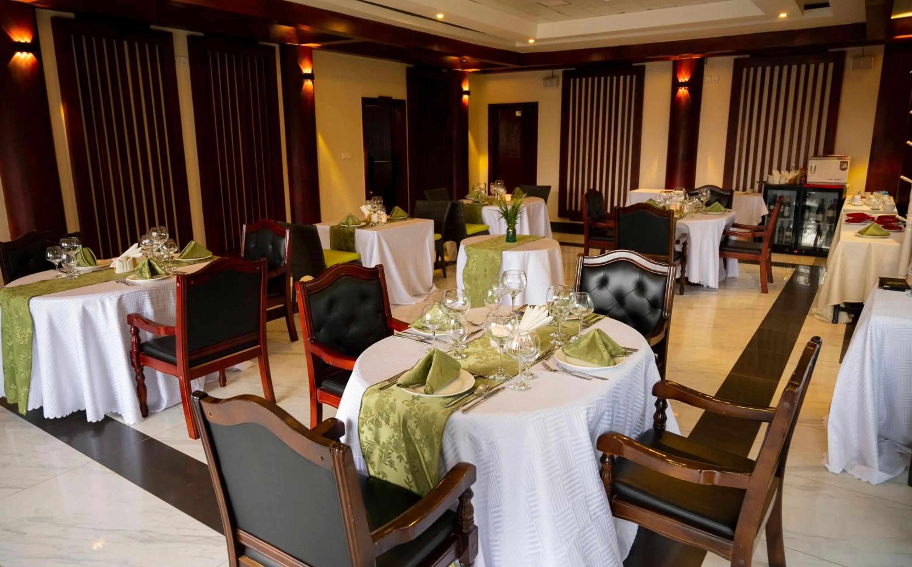 Restaurant/places to eat in Madras Hotel and Apartments