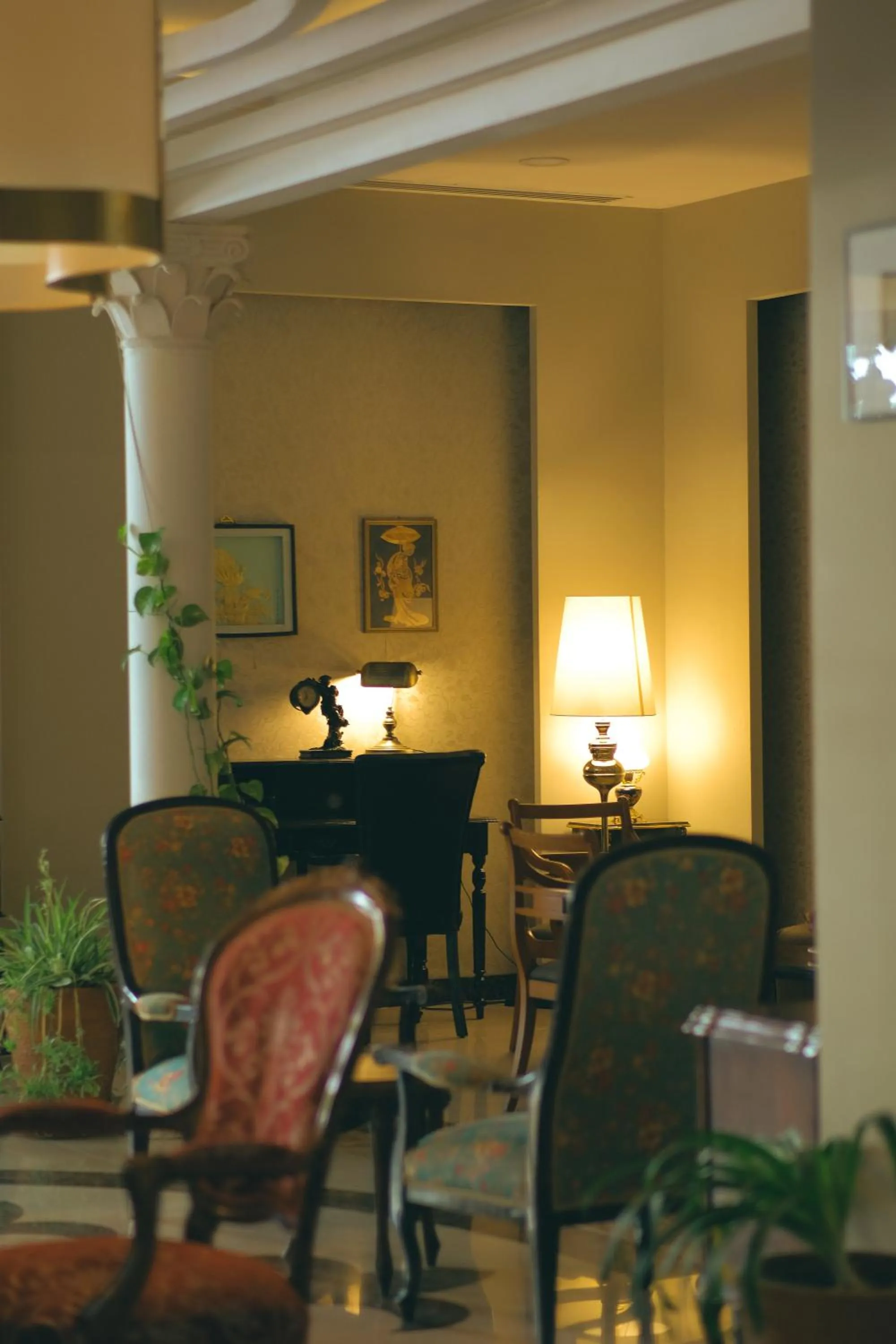 Restaurant/places to eat in Castival Hotel