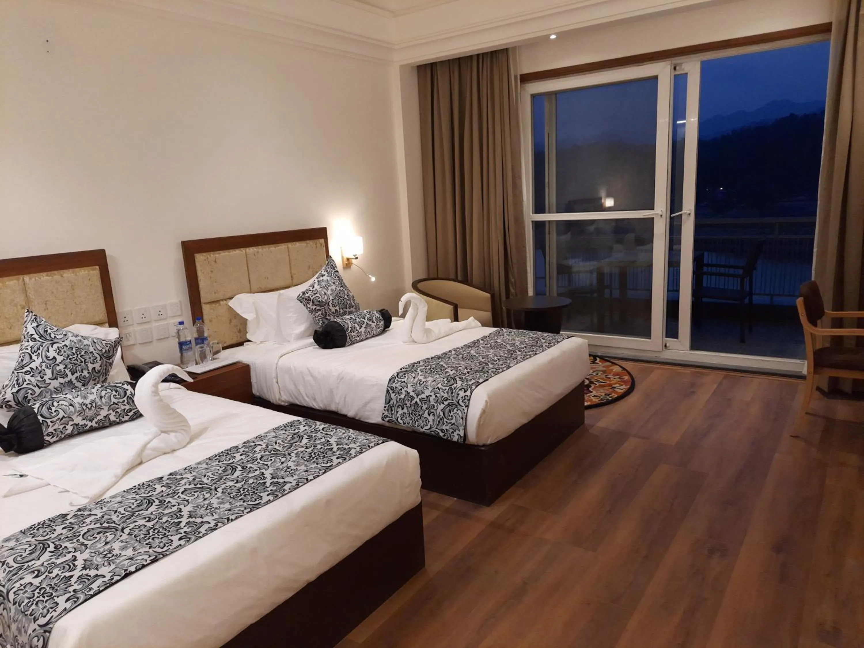 Photo of the whole room, Bed in Jay Clarks Exotica