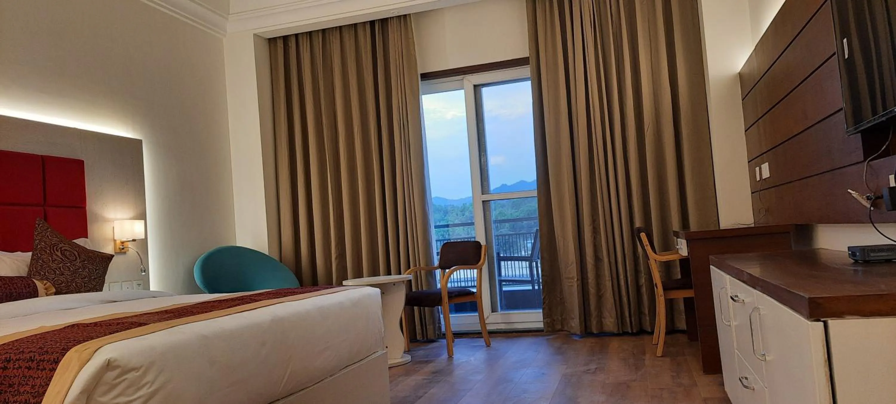 Photo of the whole room, Bed in Jay Clarks Exotica