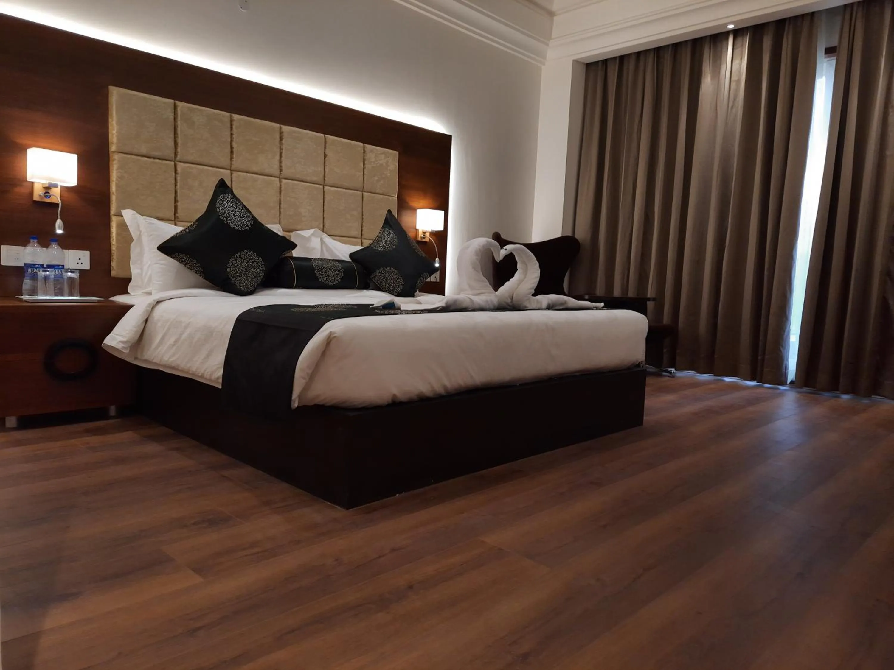Photo of the whole room, Bed in Jay Clarks Exotica