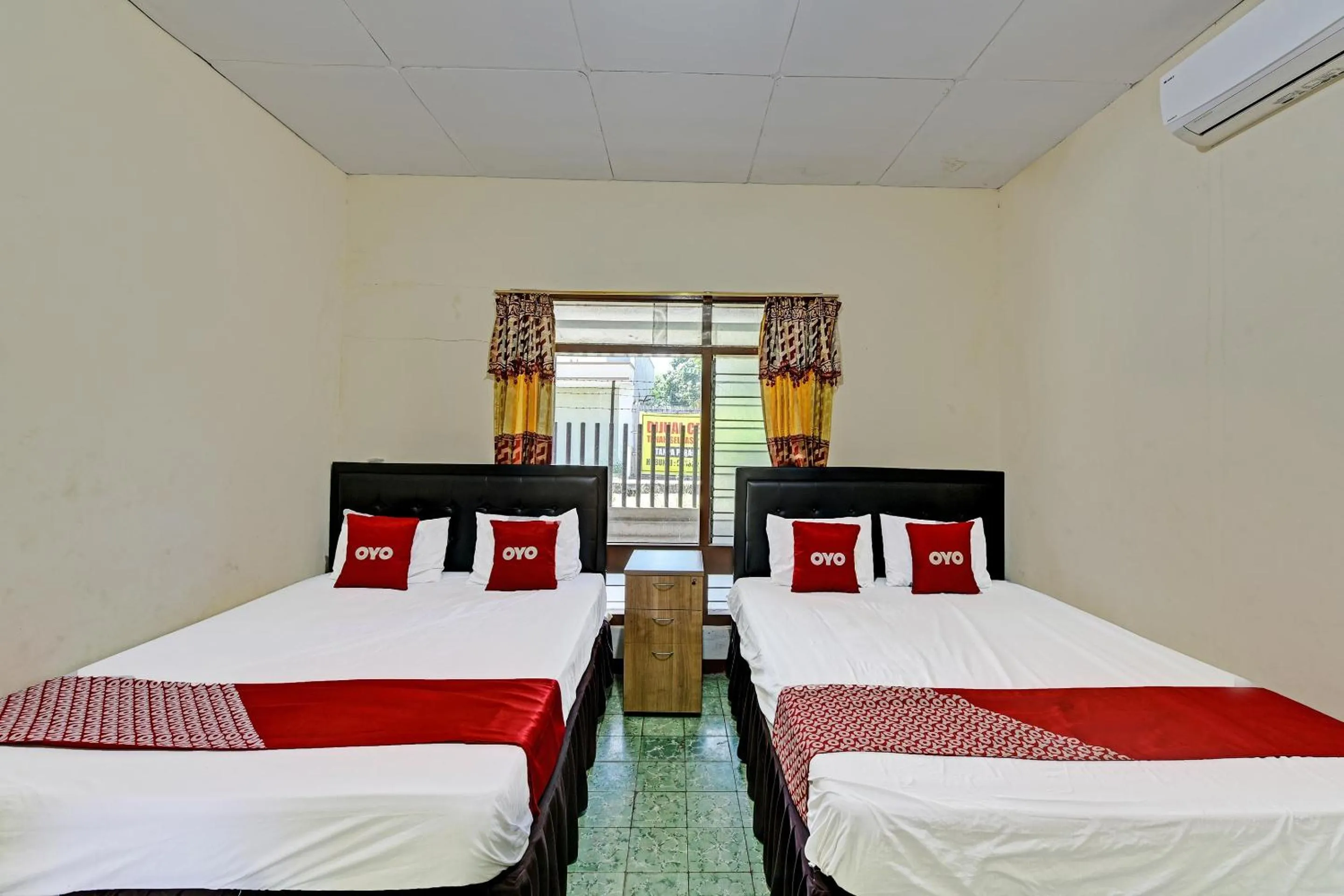 Bedroom, Bed in OYO 90443 Hotel New Kartika In