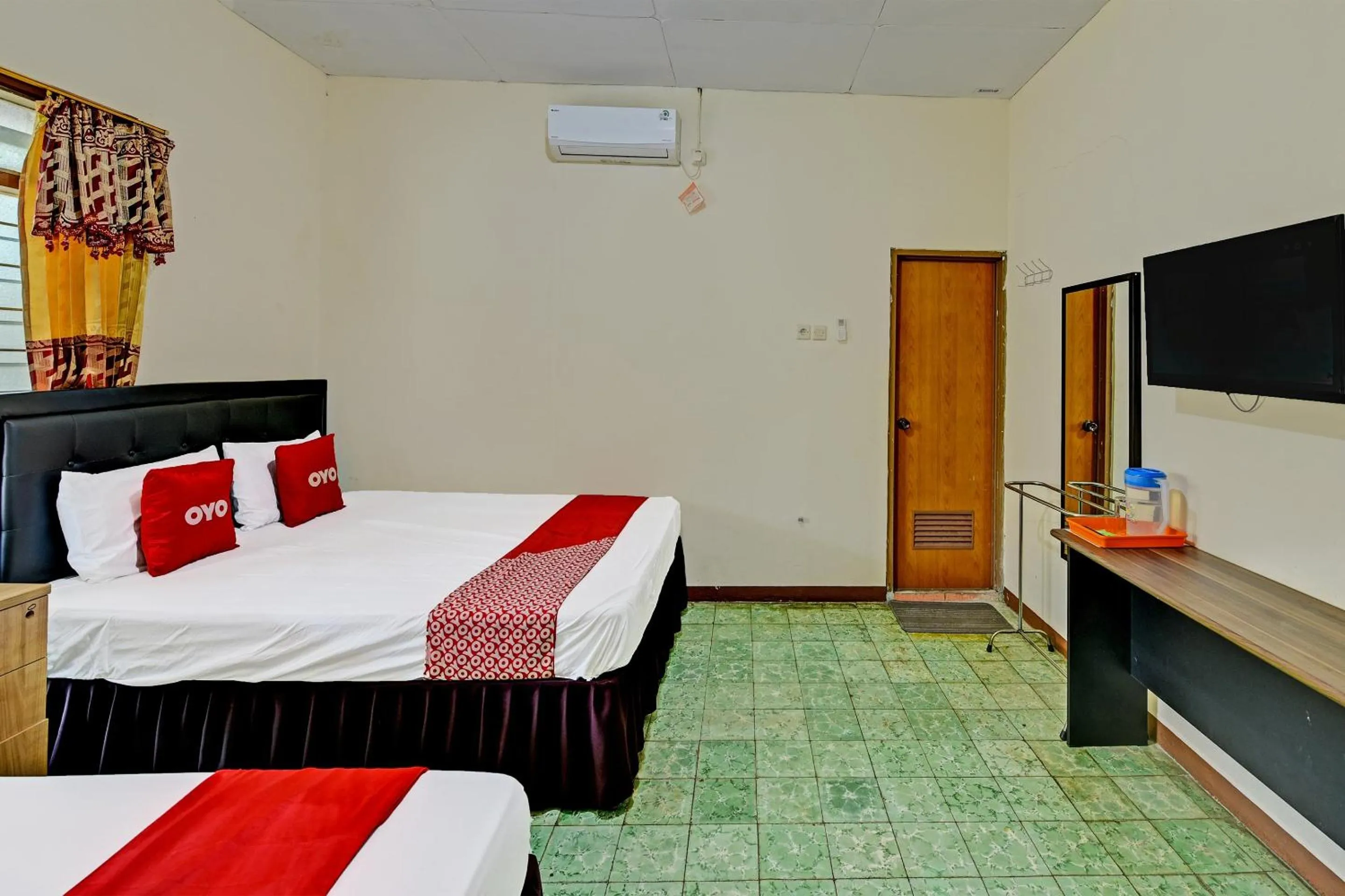 Bedroom, Bed in OYO 90443 Hotel New Kartika In