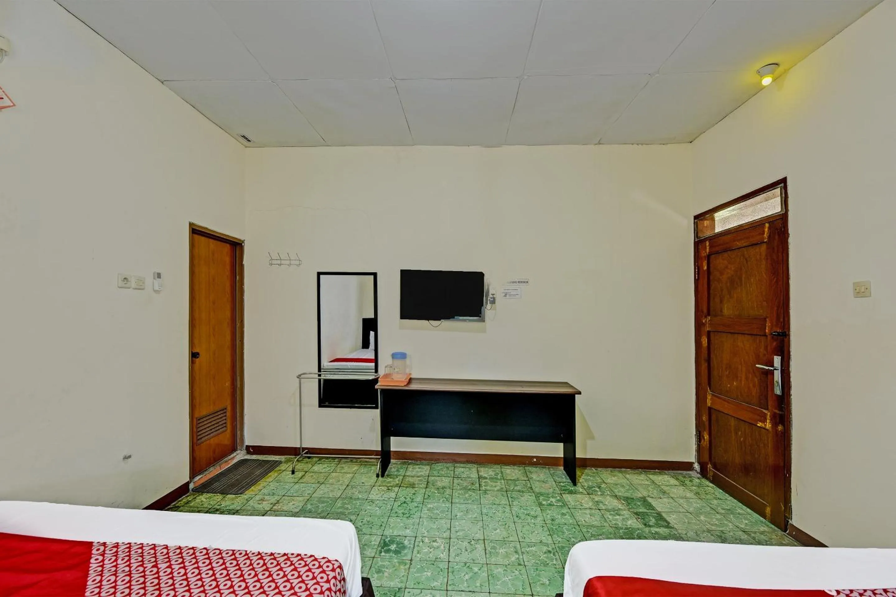 Bedroom in OYO 90443 Hotel New Kartika In