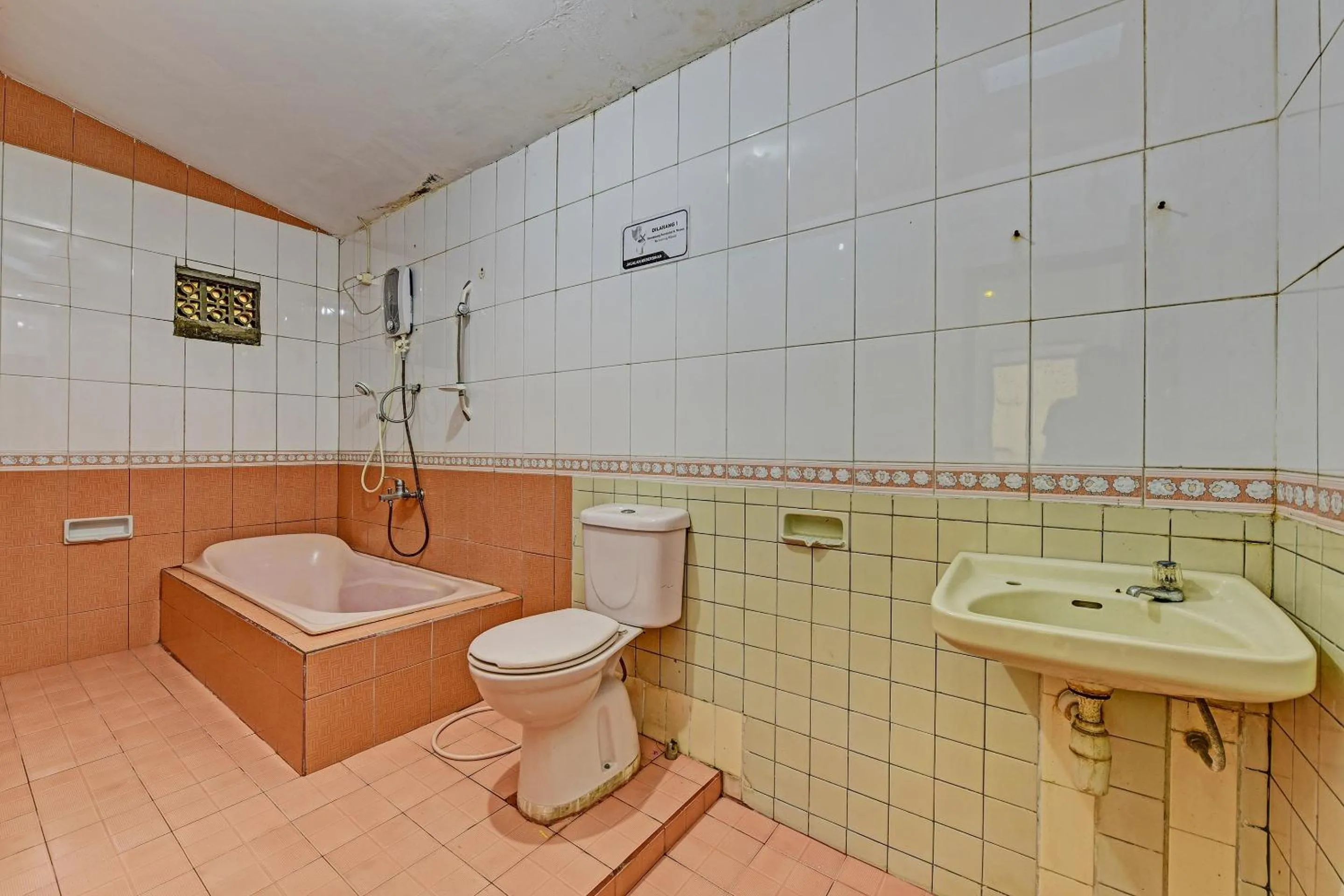 Bathroom in OYO 90443 Hotel New Kartika In