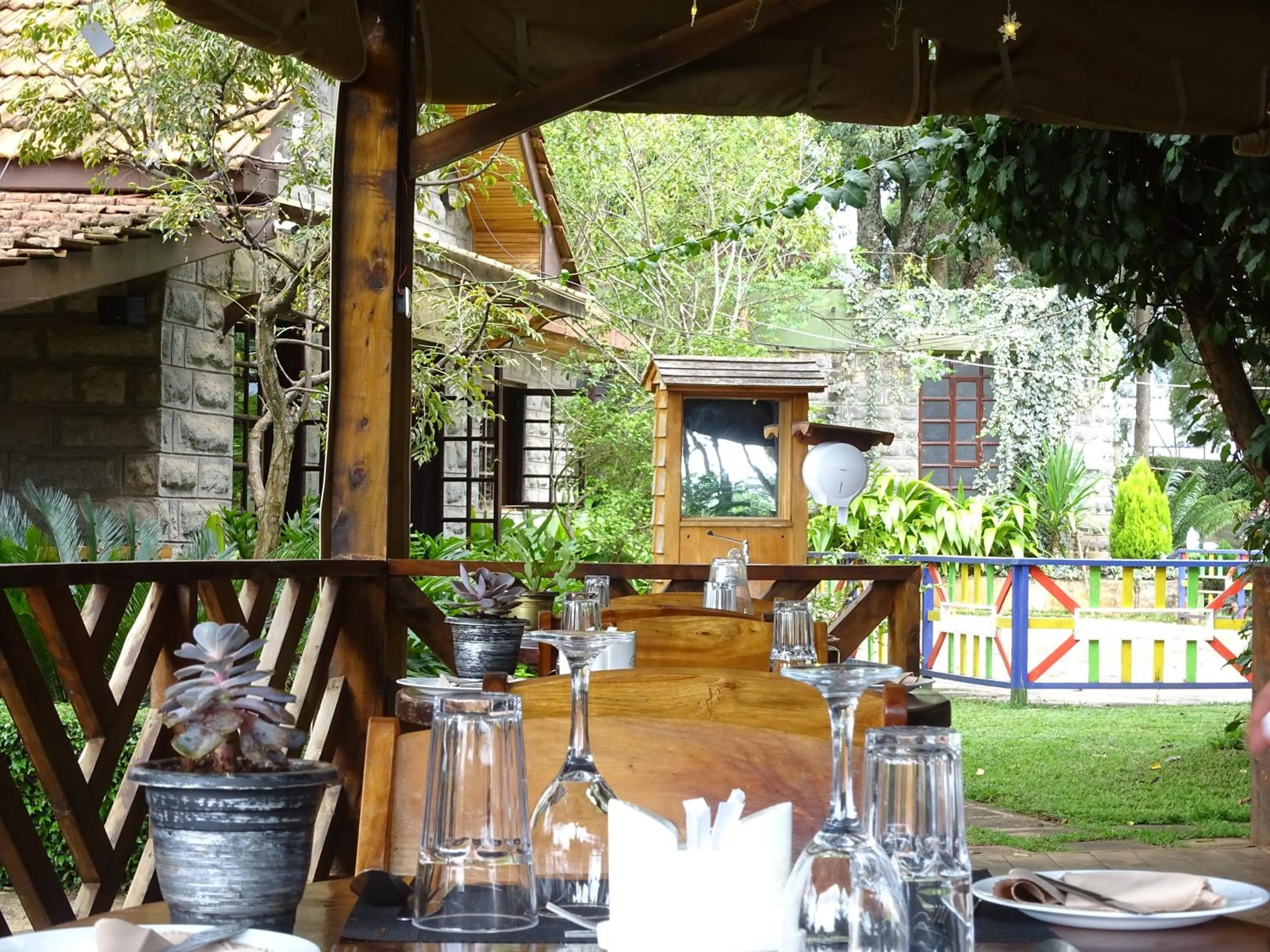 Restaurant/places to eat in Le Pristine Wellness and Healing Hotel