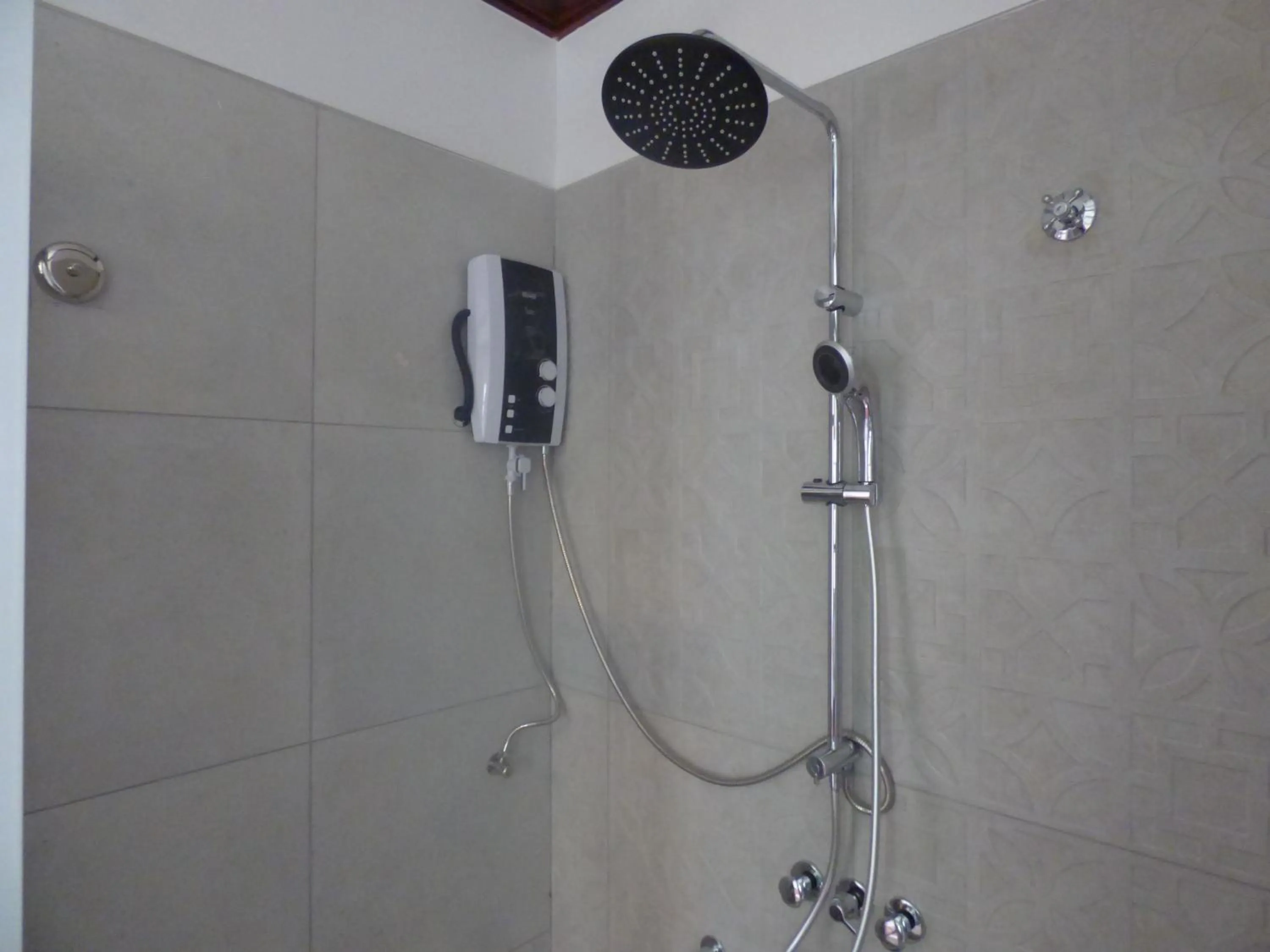 Shower in Le Pristine Wellness and Healing Hotel