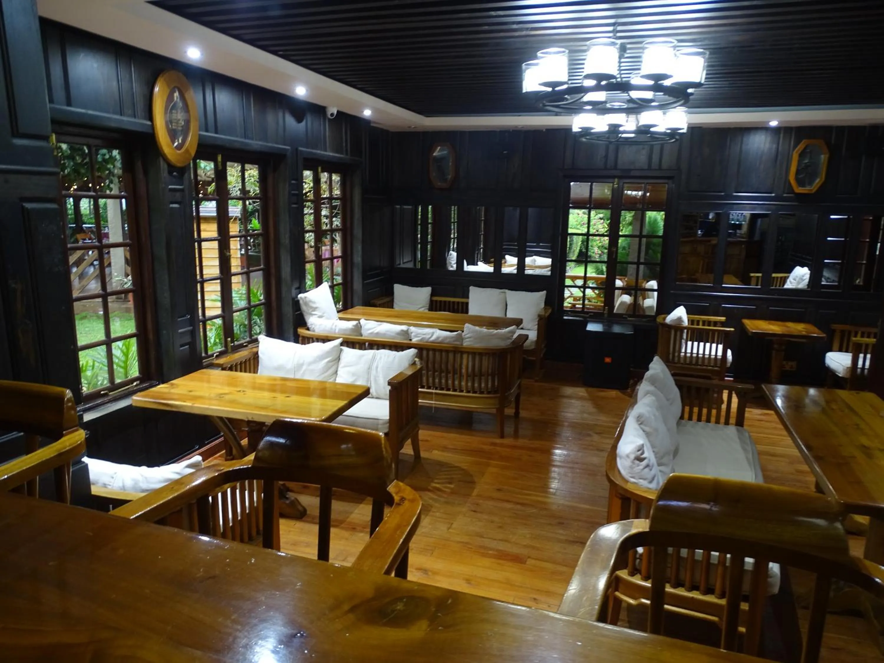 Lounge or bar in Le Pristine Wellness and Healing Hotel