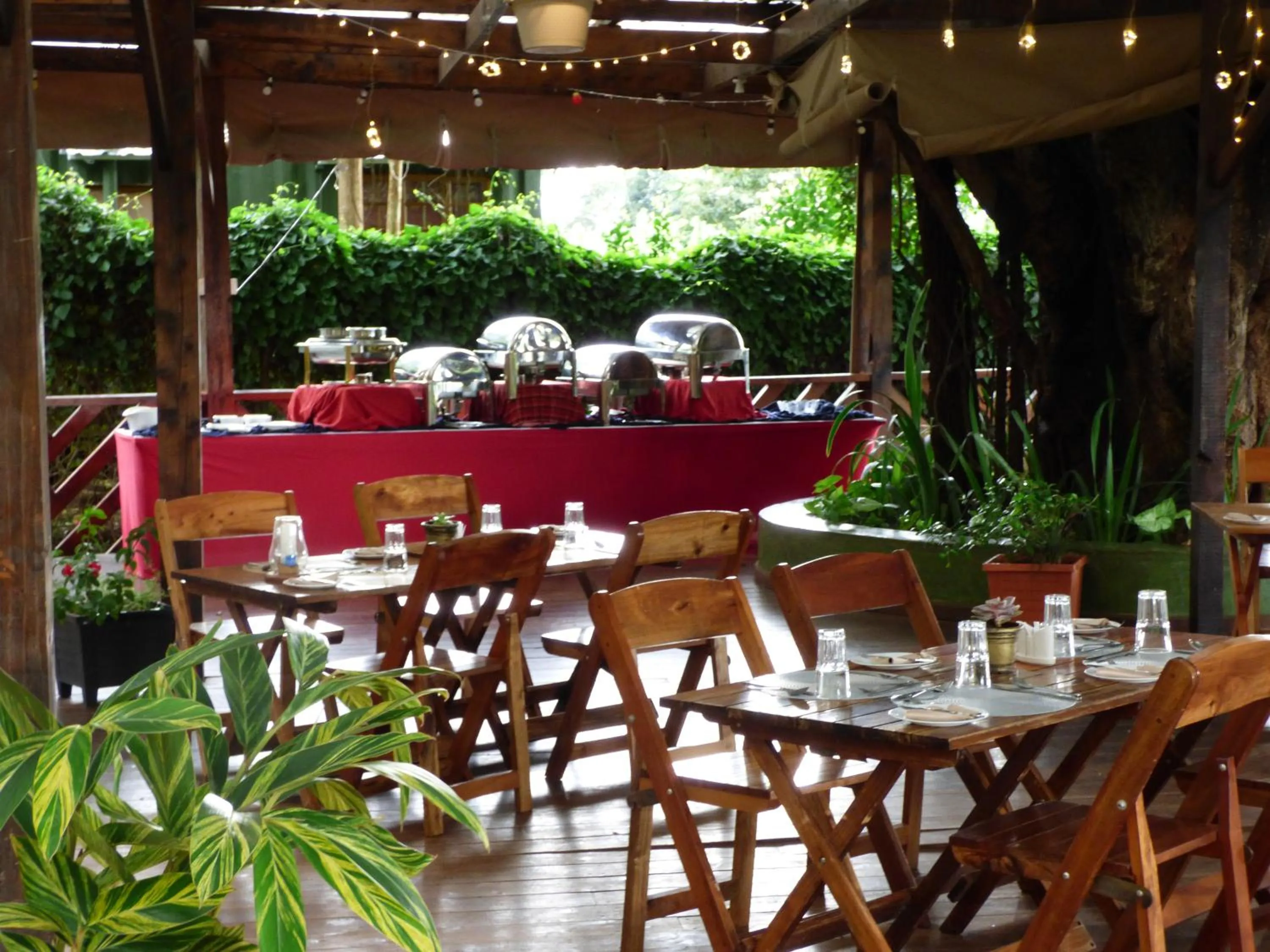 Restaurant/places to eat in Le Pristine Wellness and Healing Hotel