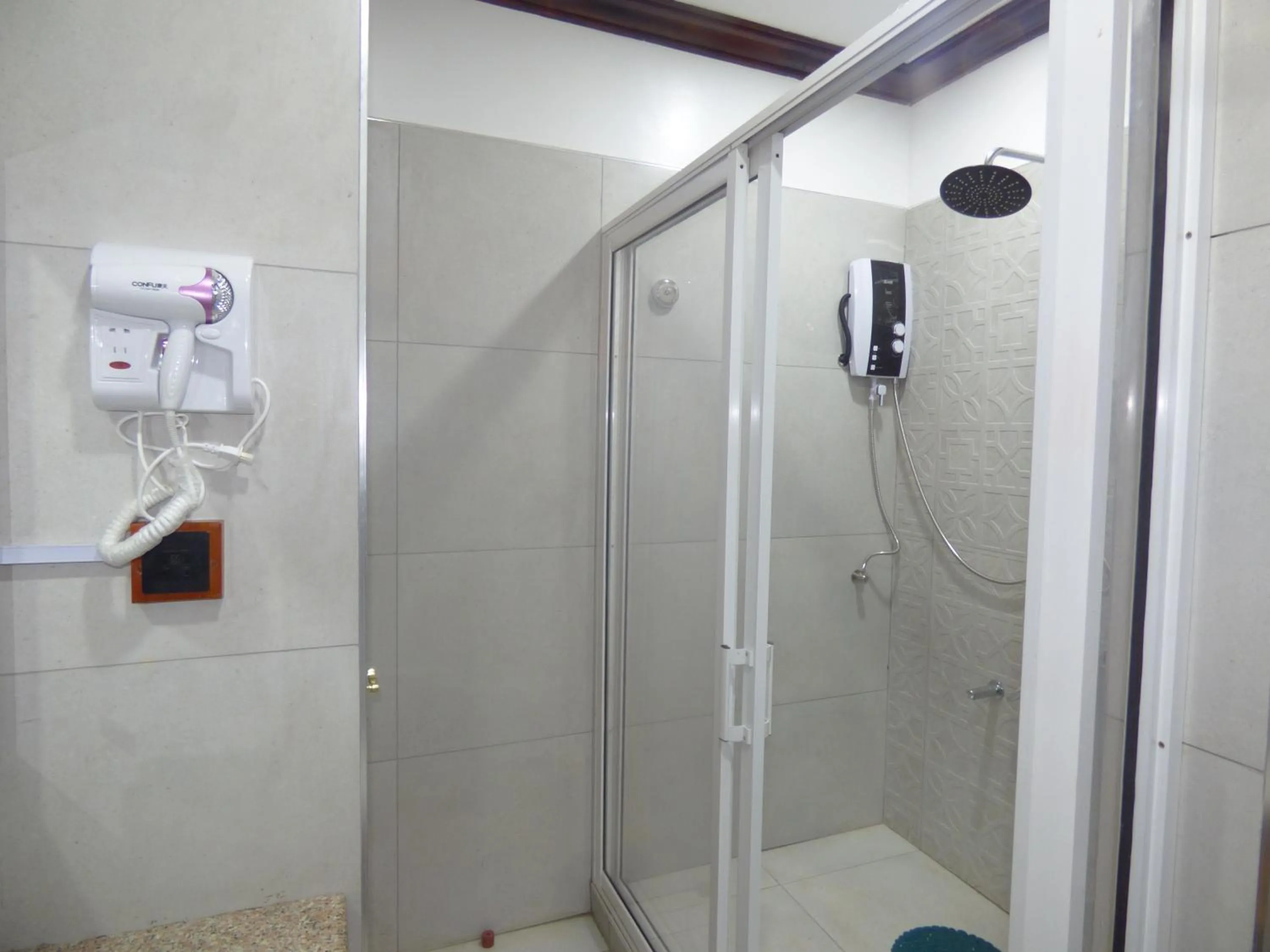 Shower in Le Pristine Wellness and Healing Hotel