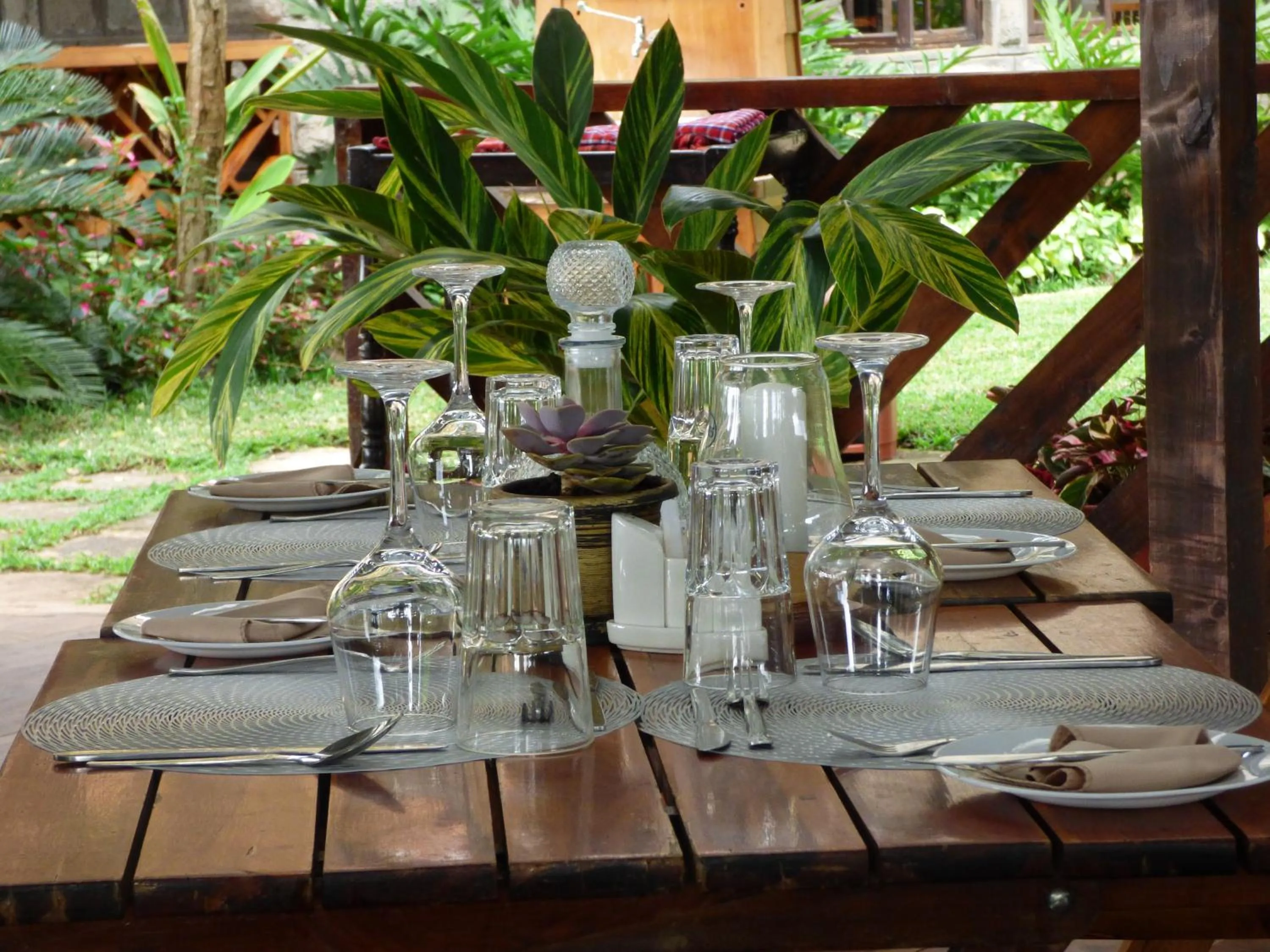 Restaurant/places to eat in Le Pristine Wellness and Healing Hotel