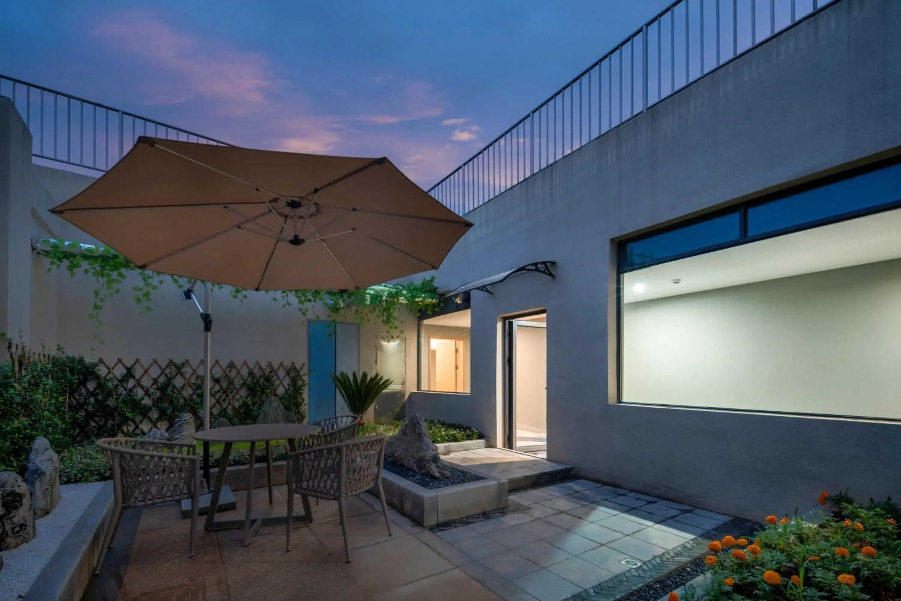 King Suite with Garden View in Holiday Inn Express Nanjing Happy Valley by IHG King Suite with Garden View in Holiday Inn Express Nanjing Happy Valley by IHG