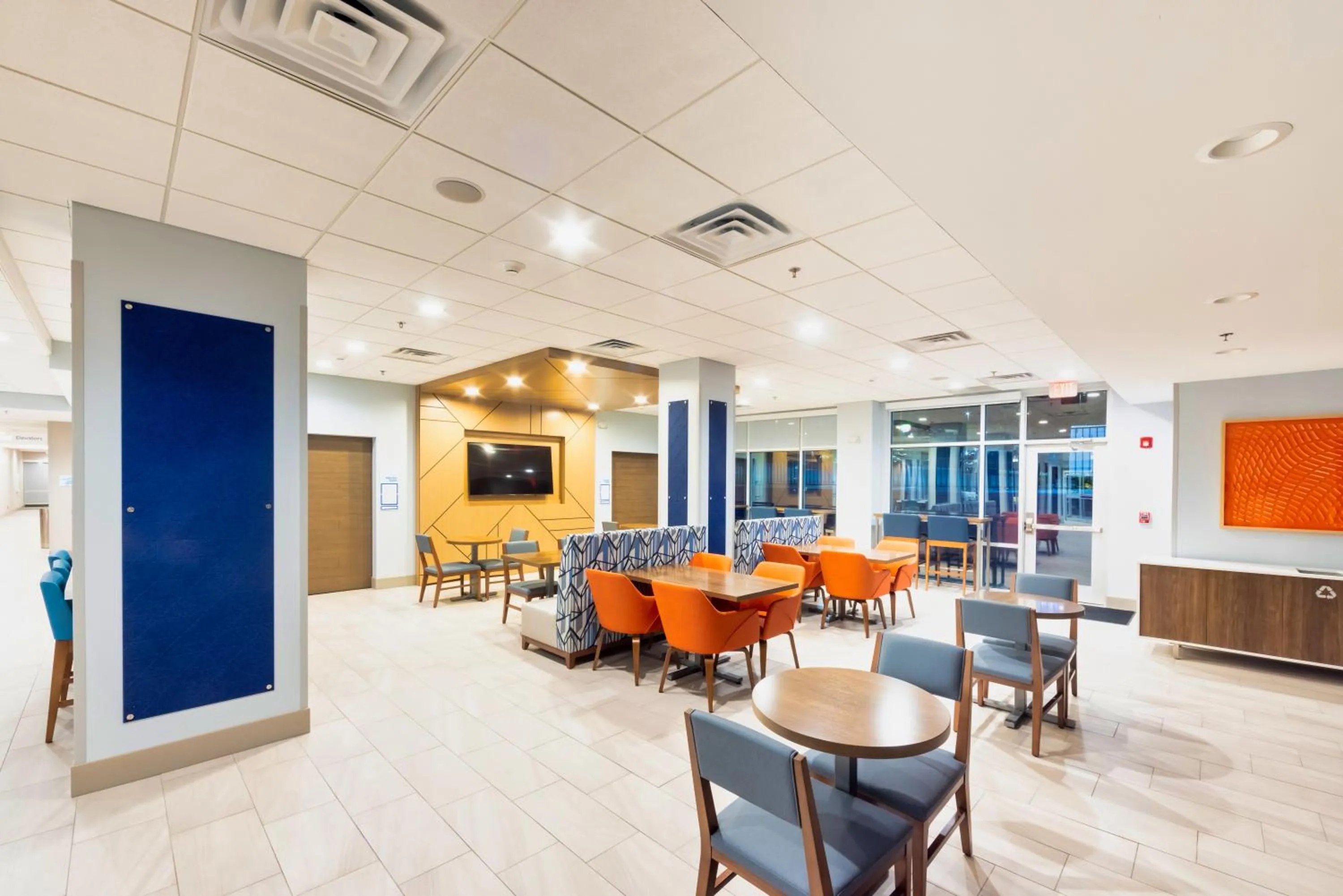 Breakfast in Holiday Inn Express & Suites - Harrisonburg University Area by IHG