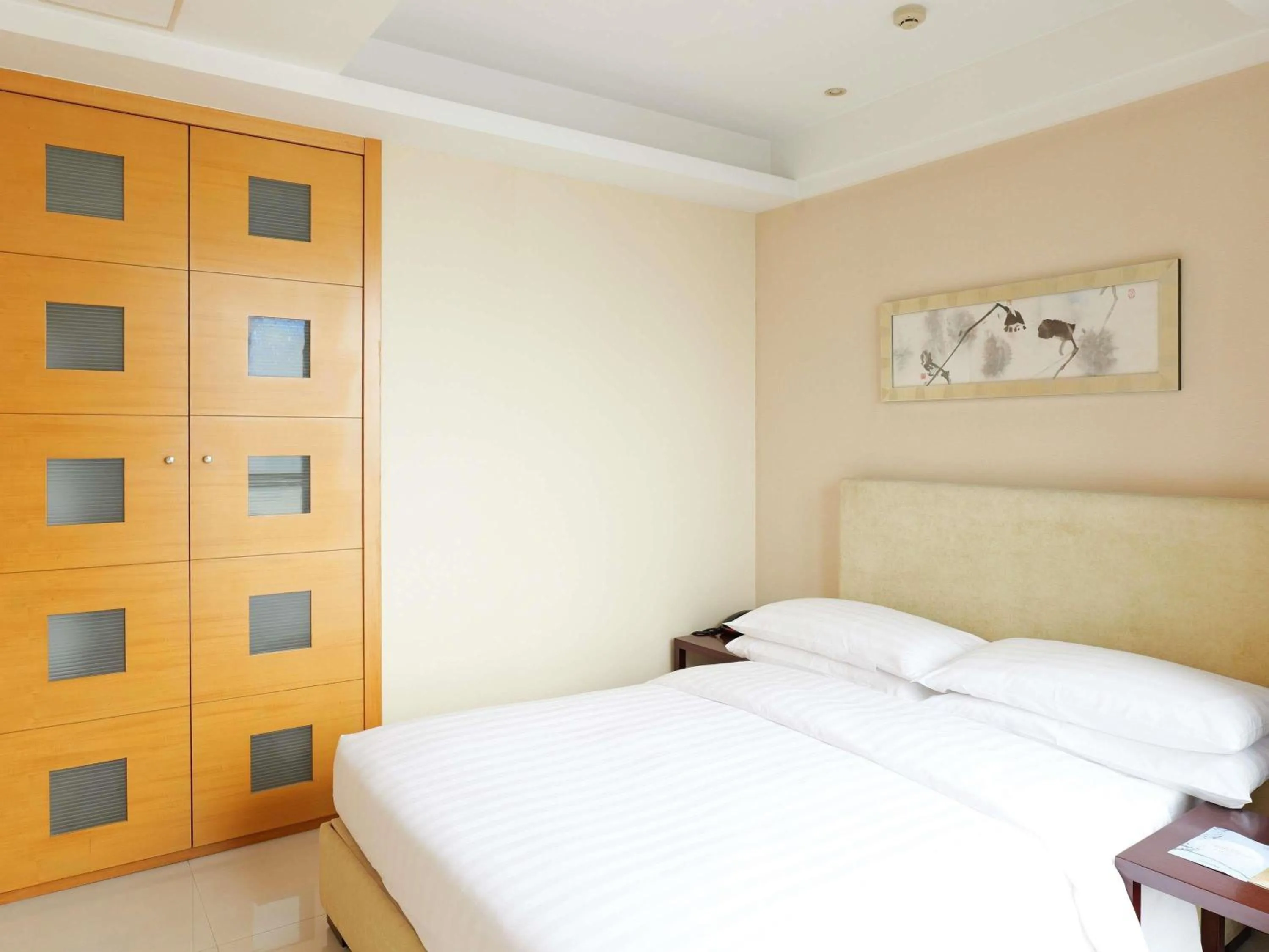 Bedroom, Bed in Swissotel Foshan, Guangdong