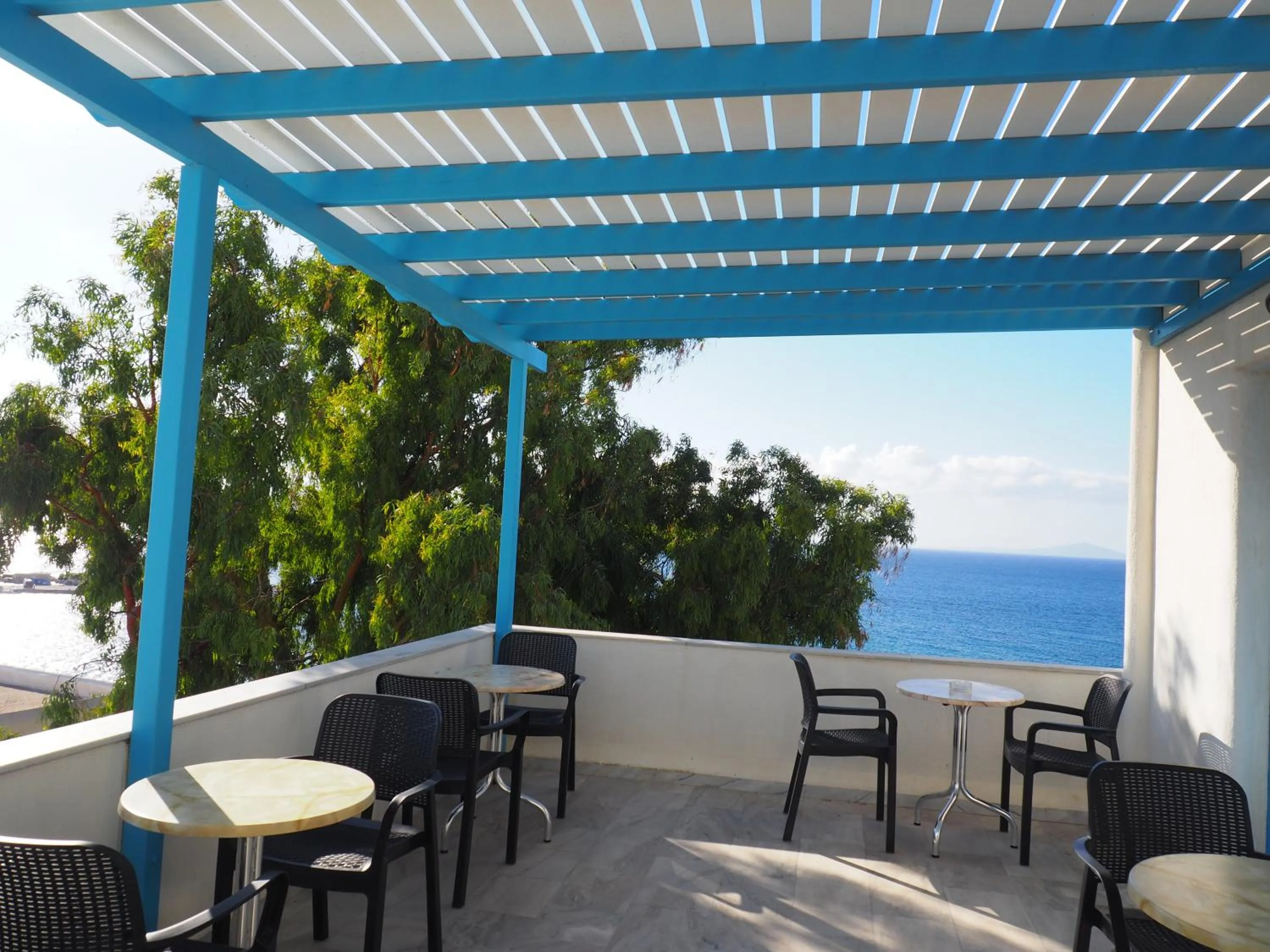 Restaurant/places to eat in Arkas Inn