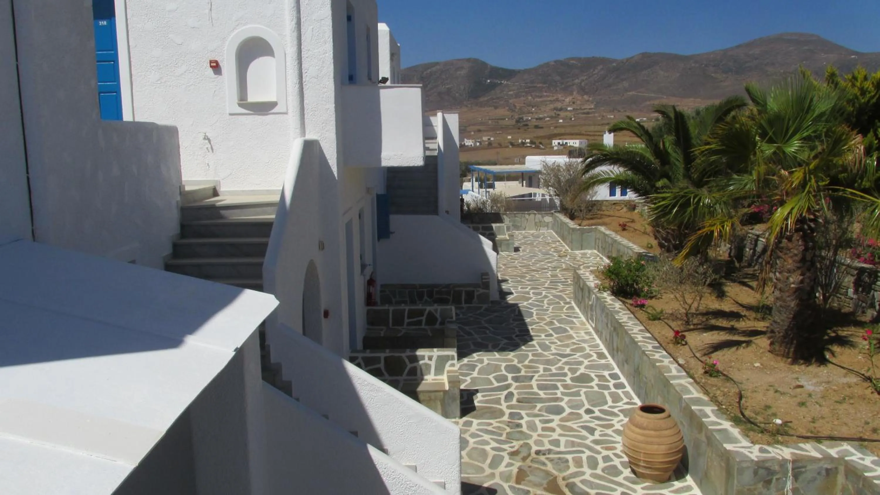 Facade/entrance in Arkas Inn