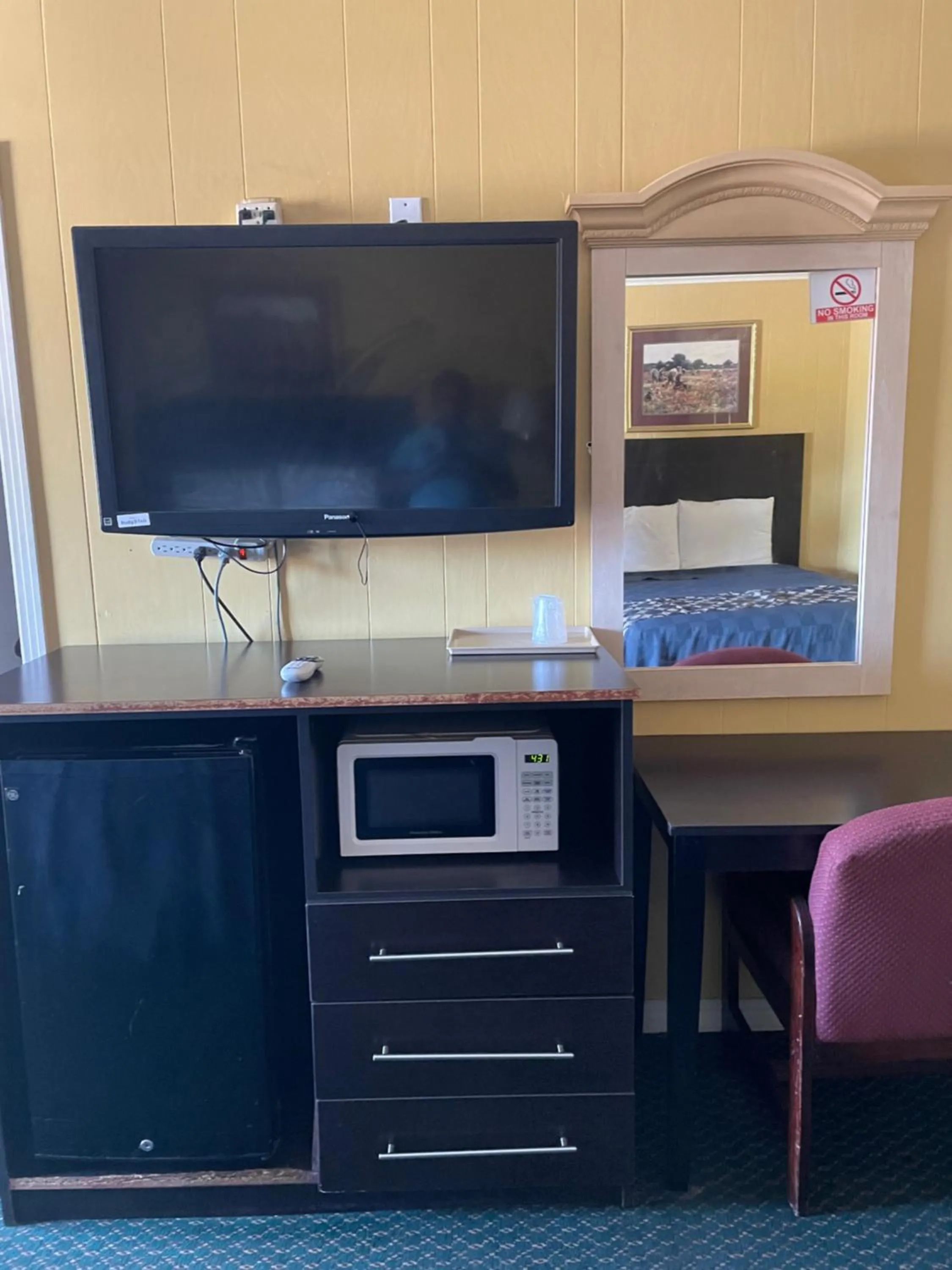 TV and multimedia in Budget Inn