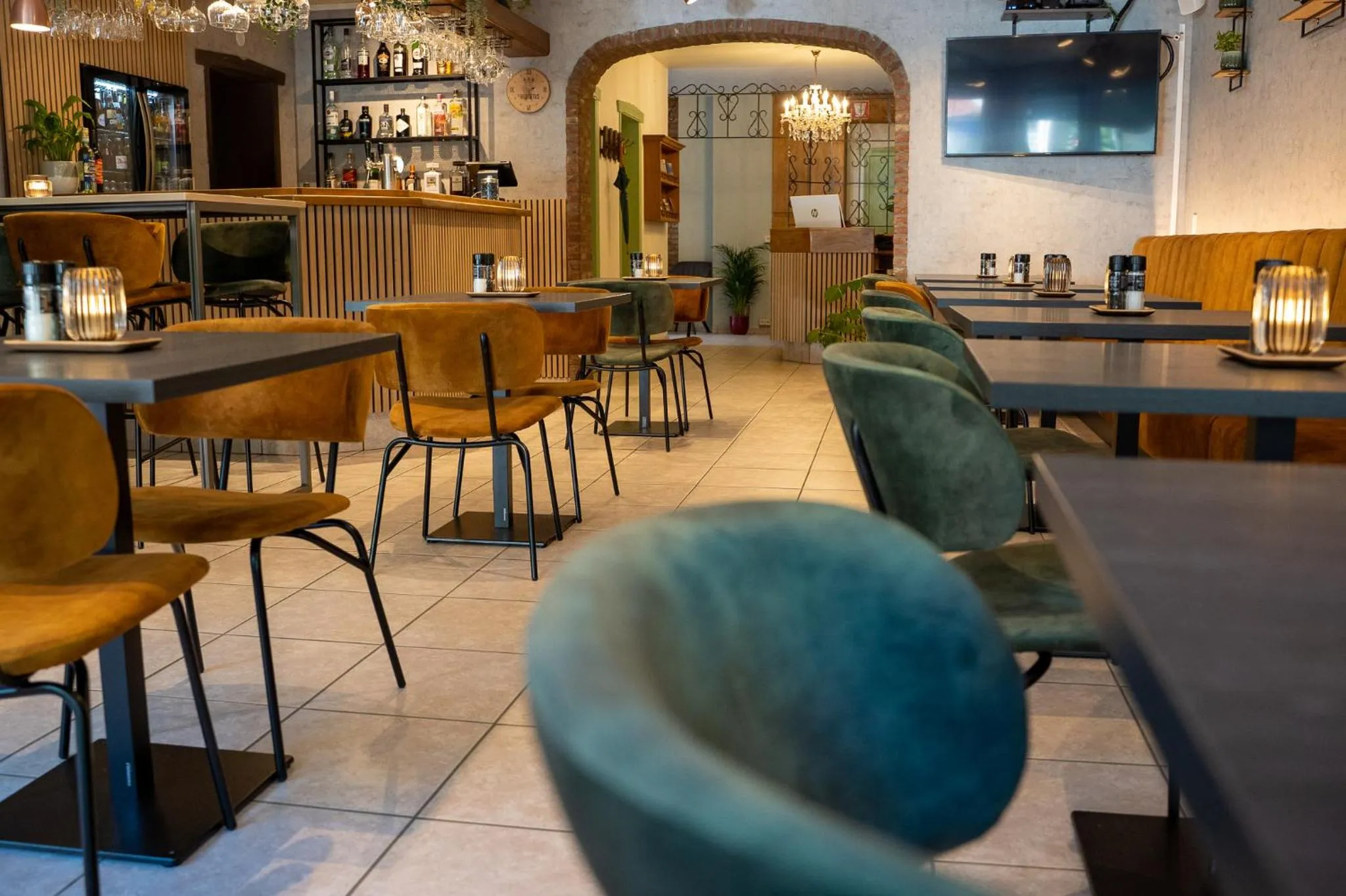 Restaurant/places to eat in Hotel Monika