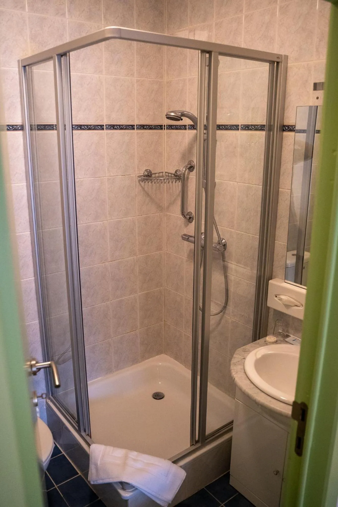 Shower in Hotel Monika