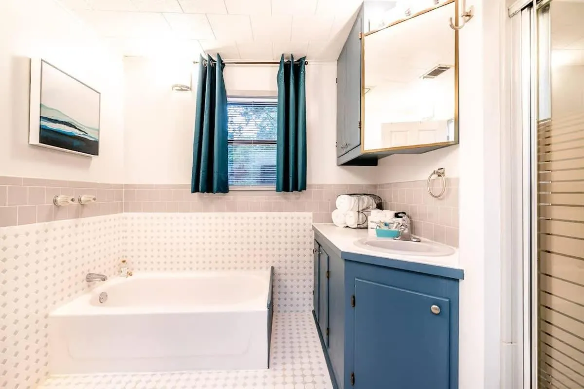 Lakefront 3BR with Bunkhouse and Kayaks, Rowboat Included