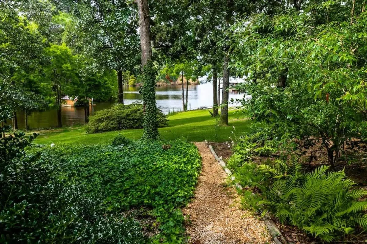 Lakefront 3BR with Bunkhouse and Kayaks, Rowboat Included