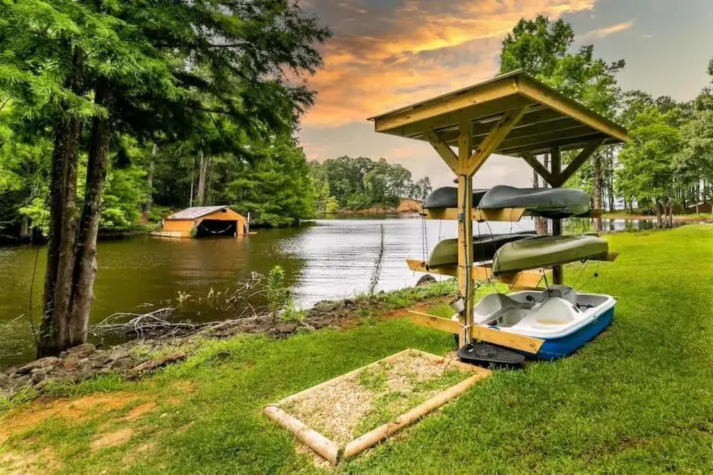 Lakefront 3BR with Bunkhouse and Kayaks, Rowboat Included Lakefront 3BR with Bunkhouse and Kayaks, Rowboat Included
