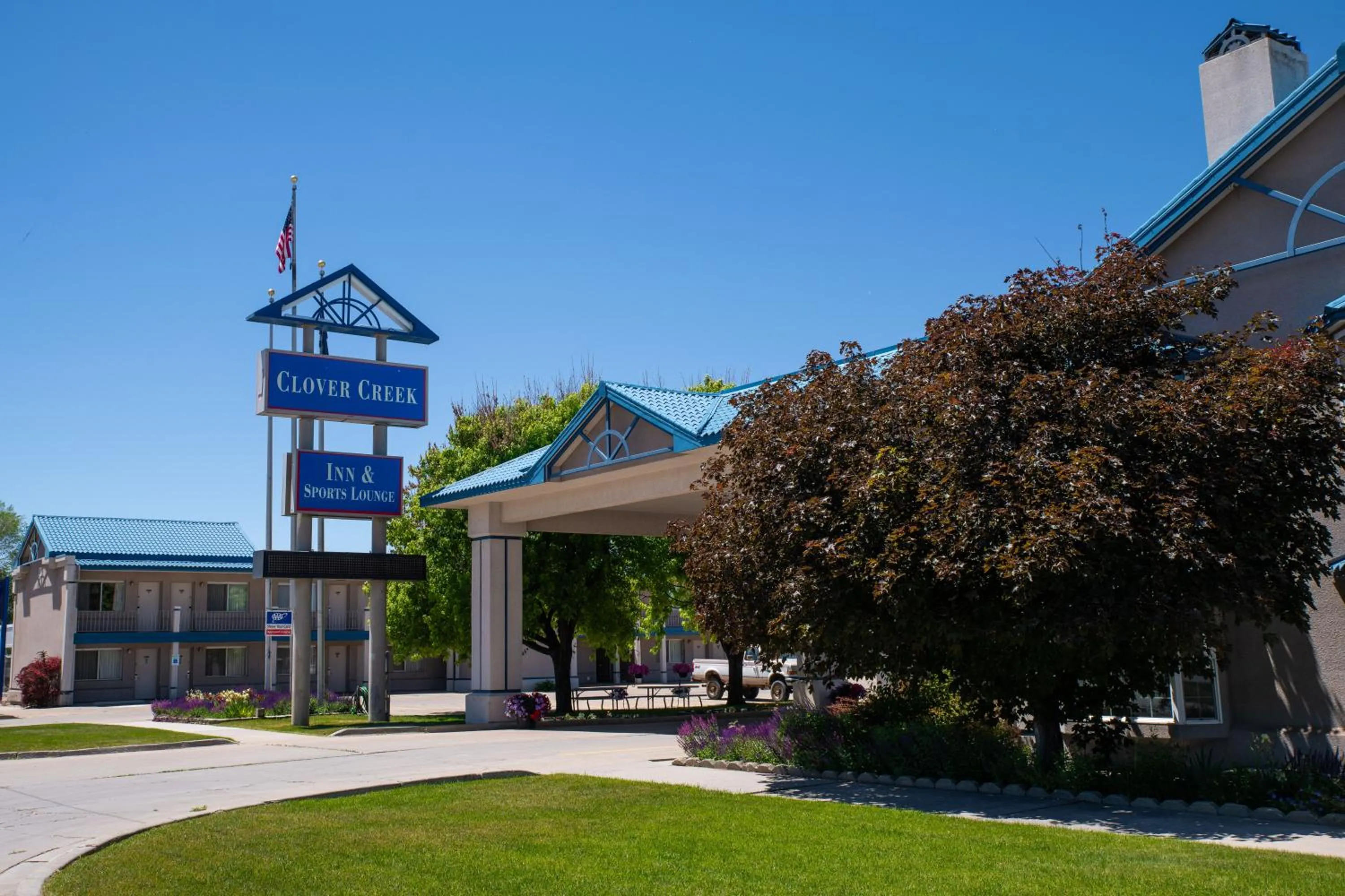 Property building in Clover Creek Inn
