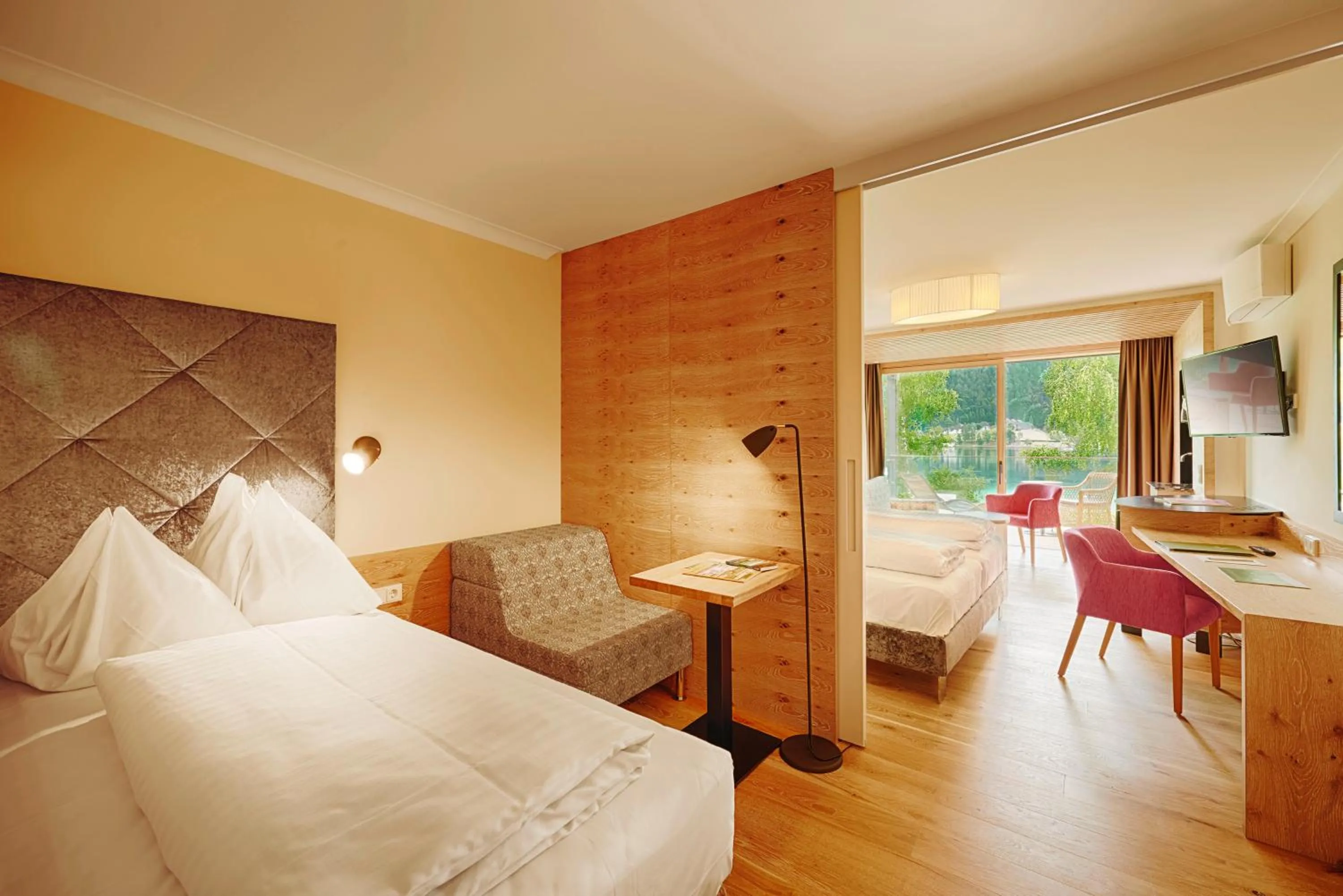 Photo of the whole room, Bed in Amerika-Holzer Hotel & Resort