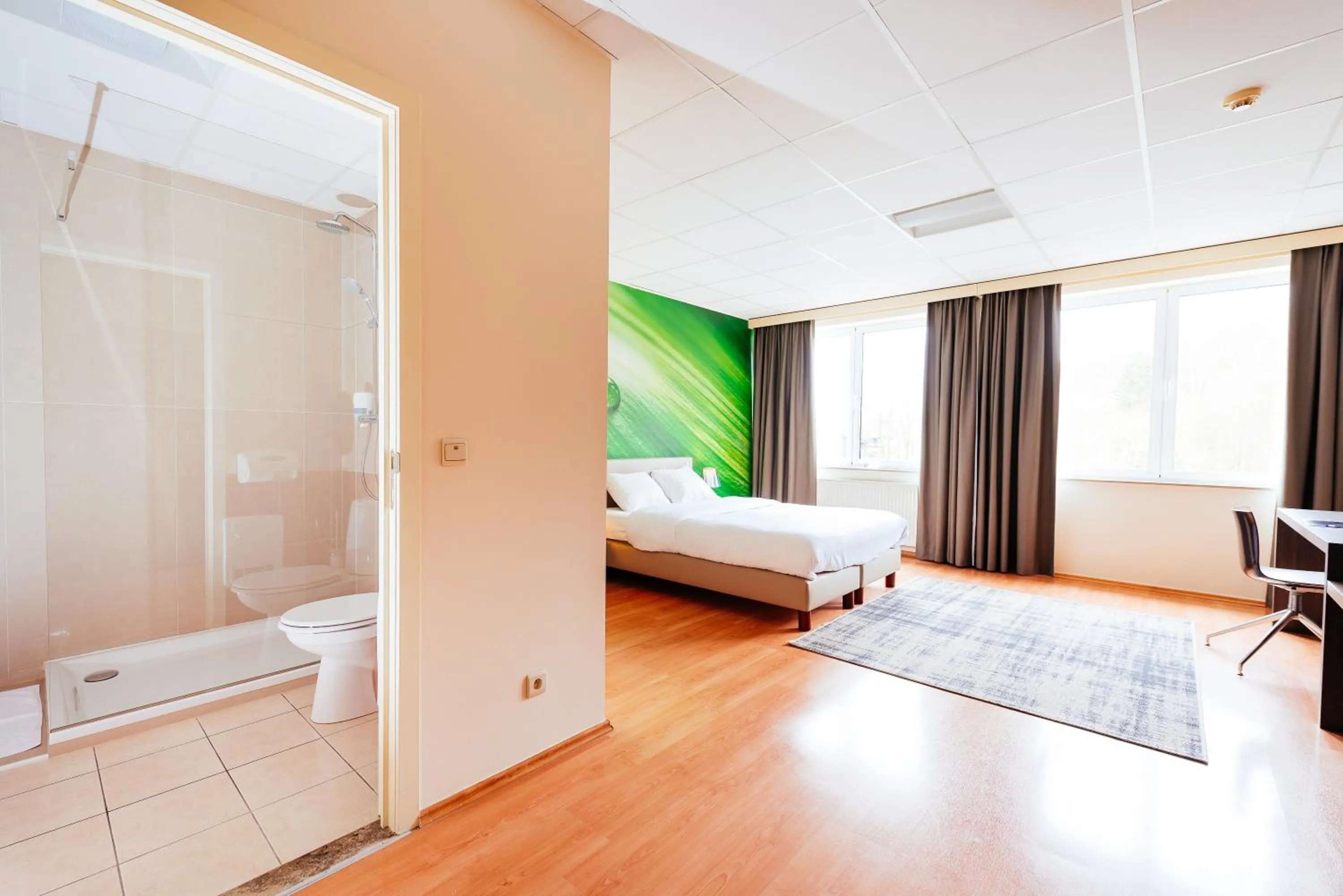 Bathroom, Bed in Hotel Soret