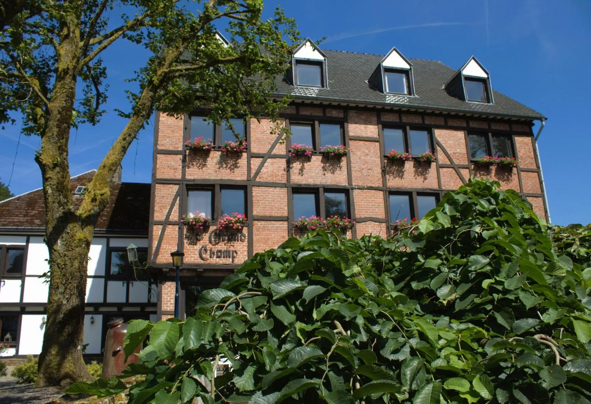 Property building in Hôtel Grand-Champ