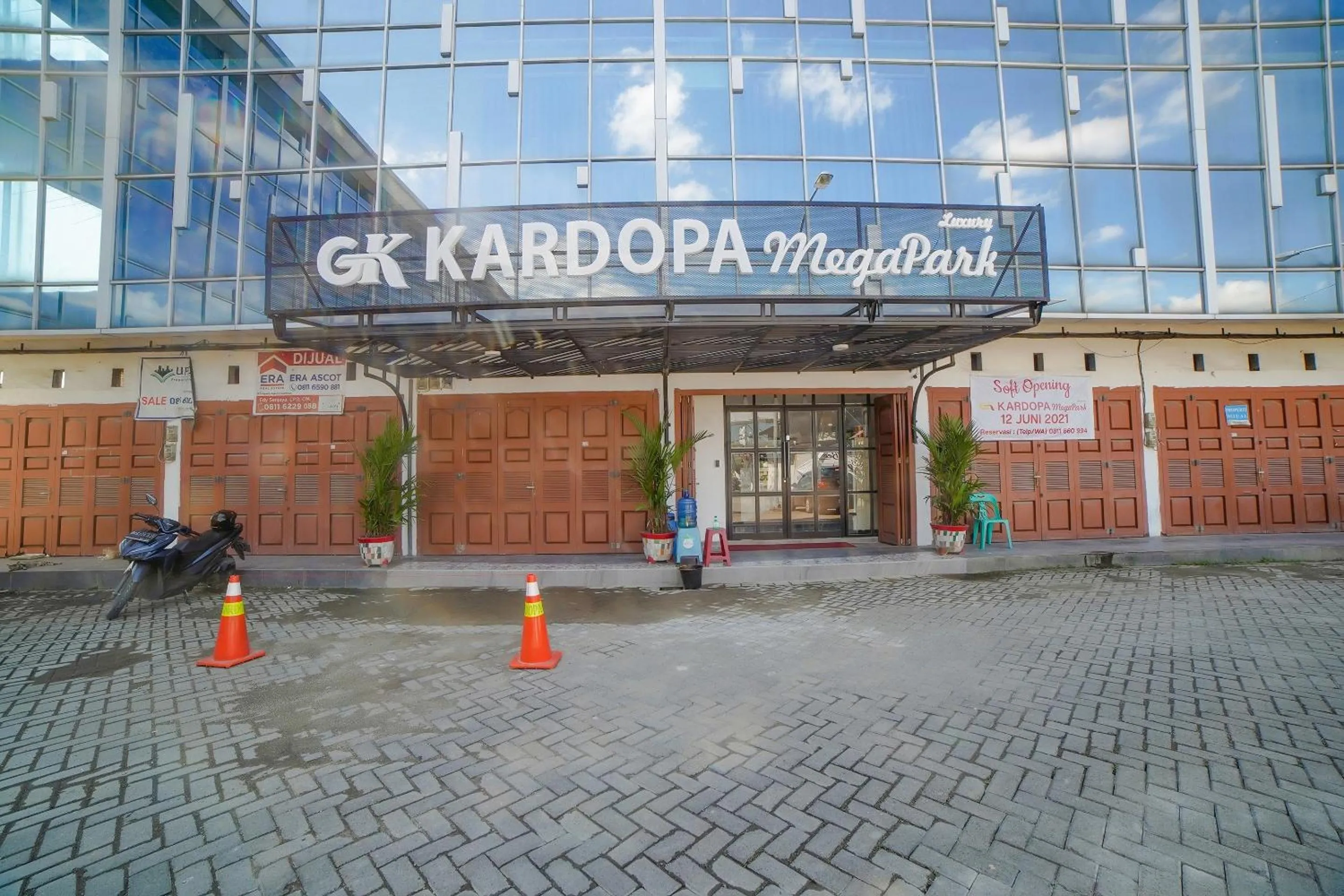 Facade/entrance in Capital O 90447 Kardopa Hotel Megapark