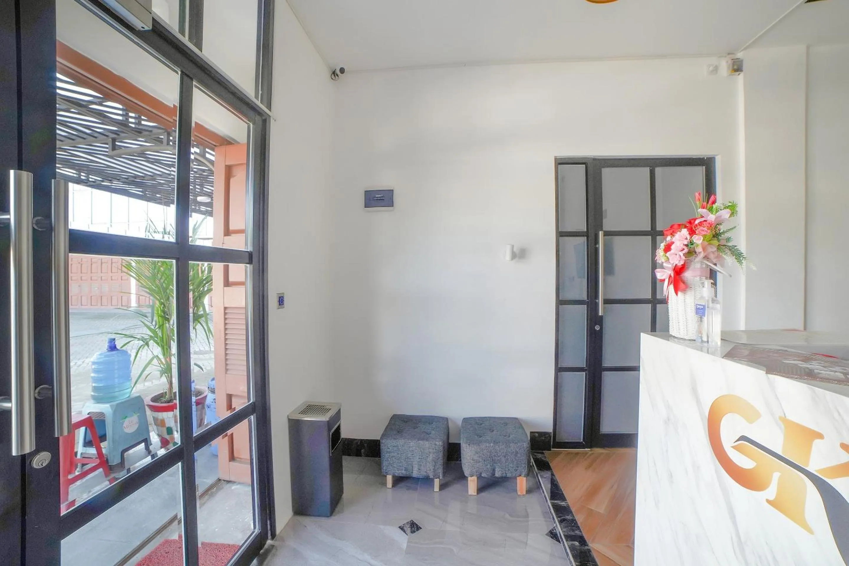 Lobby or reception in Capital O 90447 Kardopa Hotel Megapark