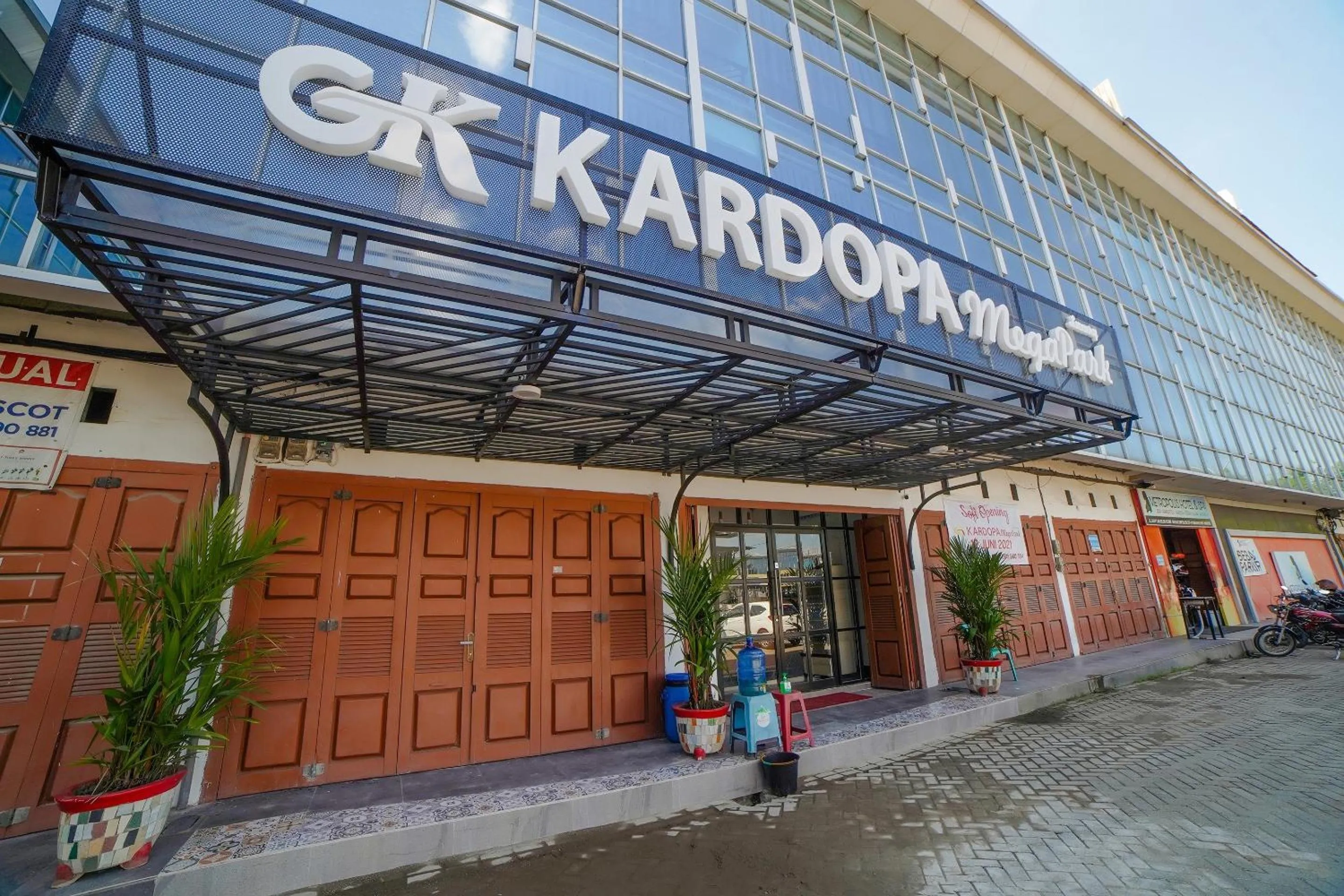 Facade/entrance in Capital O 90447 Kardopa Hotel Megapark