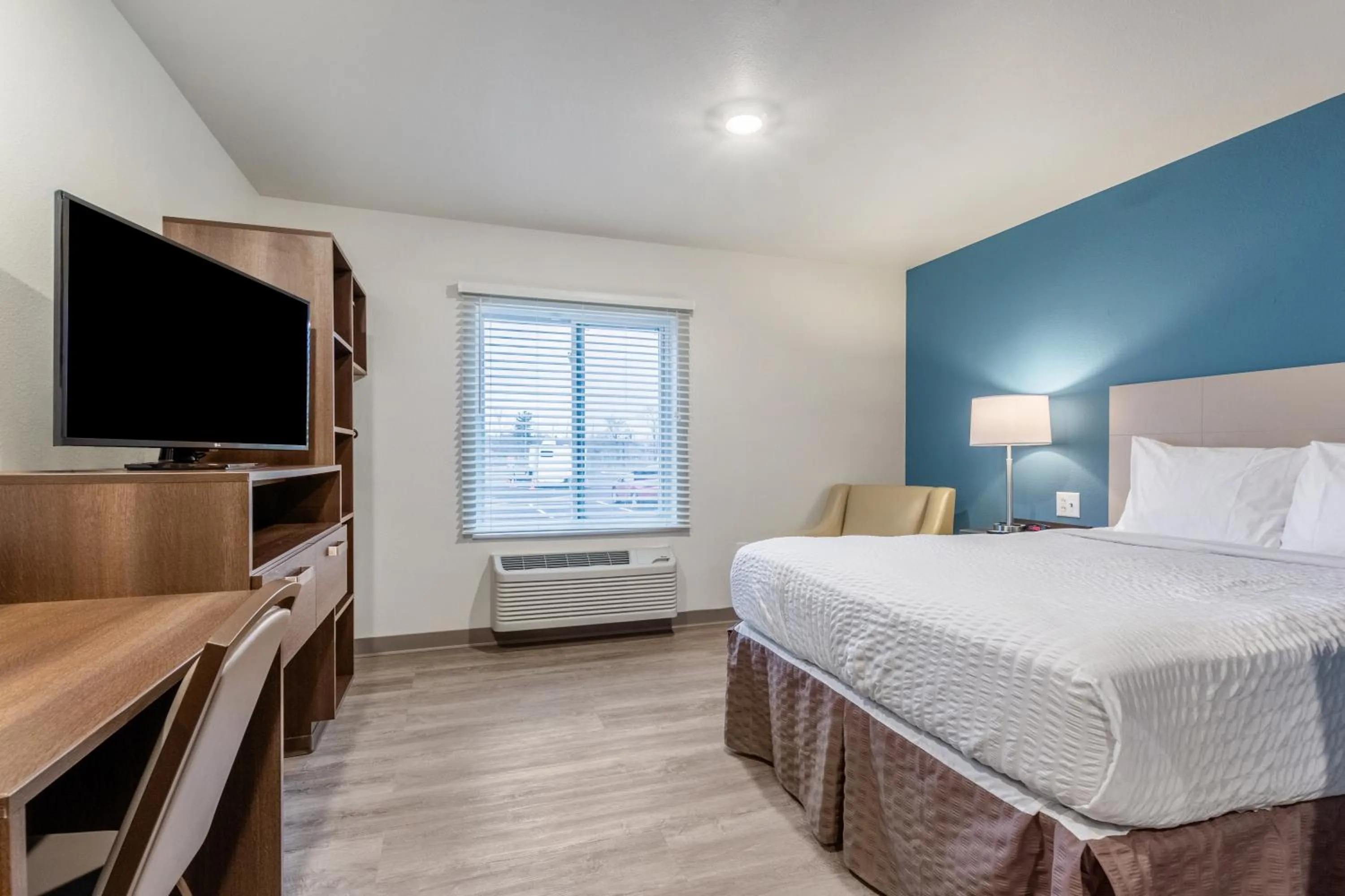 Bedroom, Bed in WoodSpring Suites Elgin - Chicago