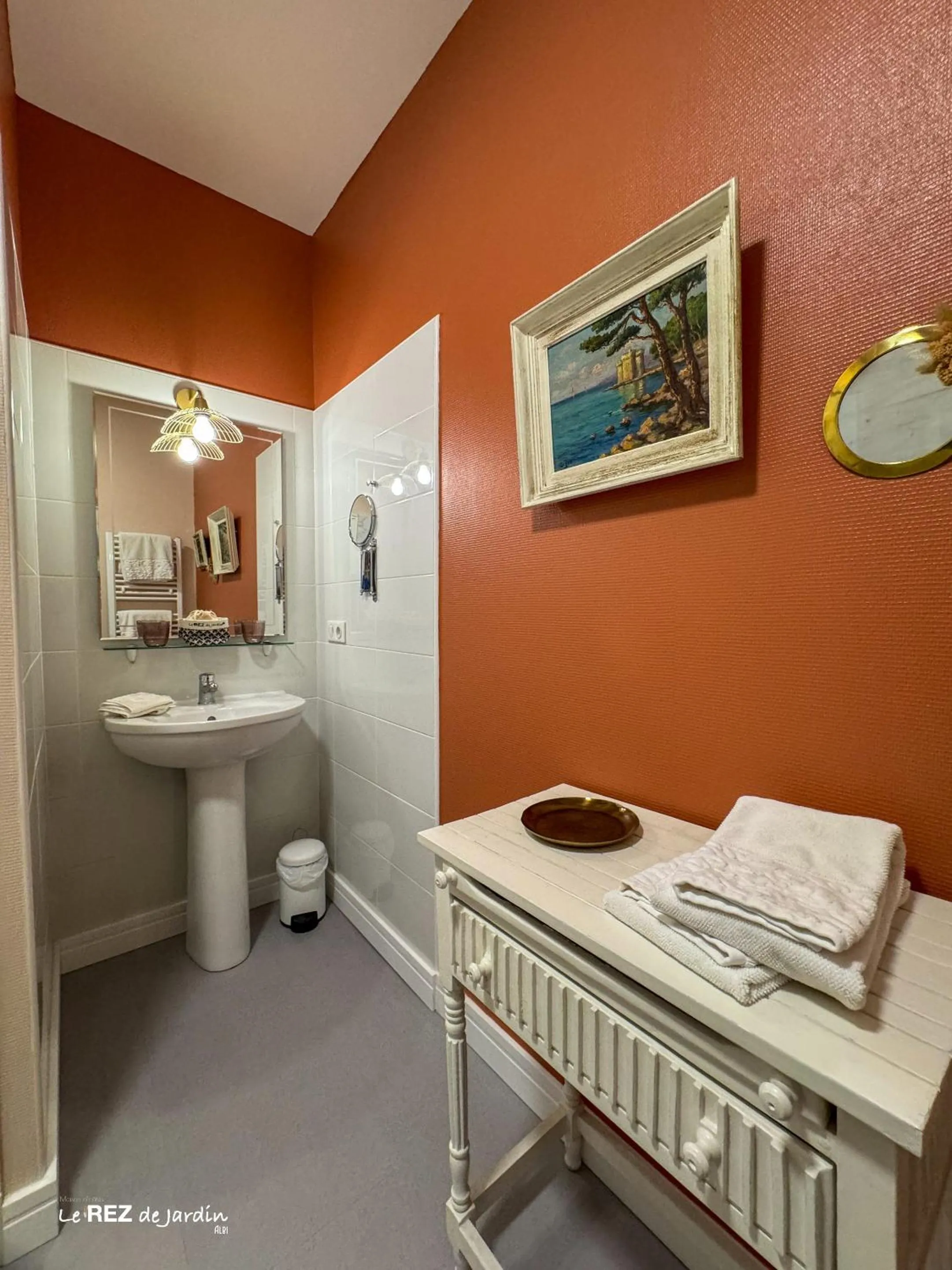 Bathroom in Le Rez de Jardin Albi