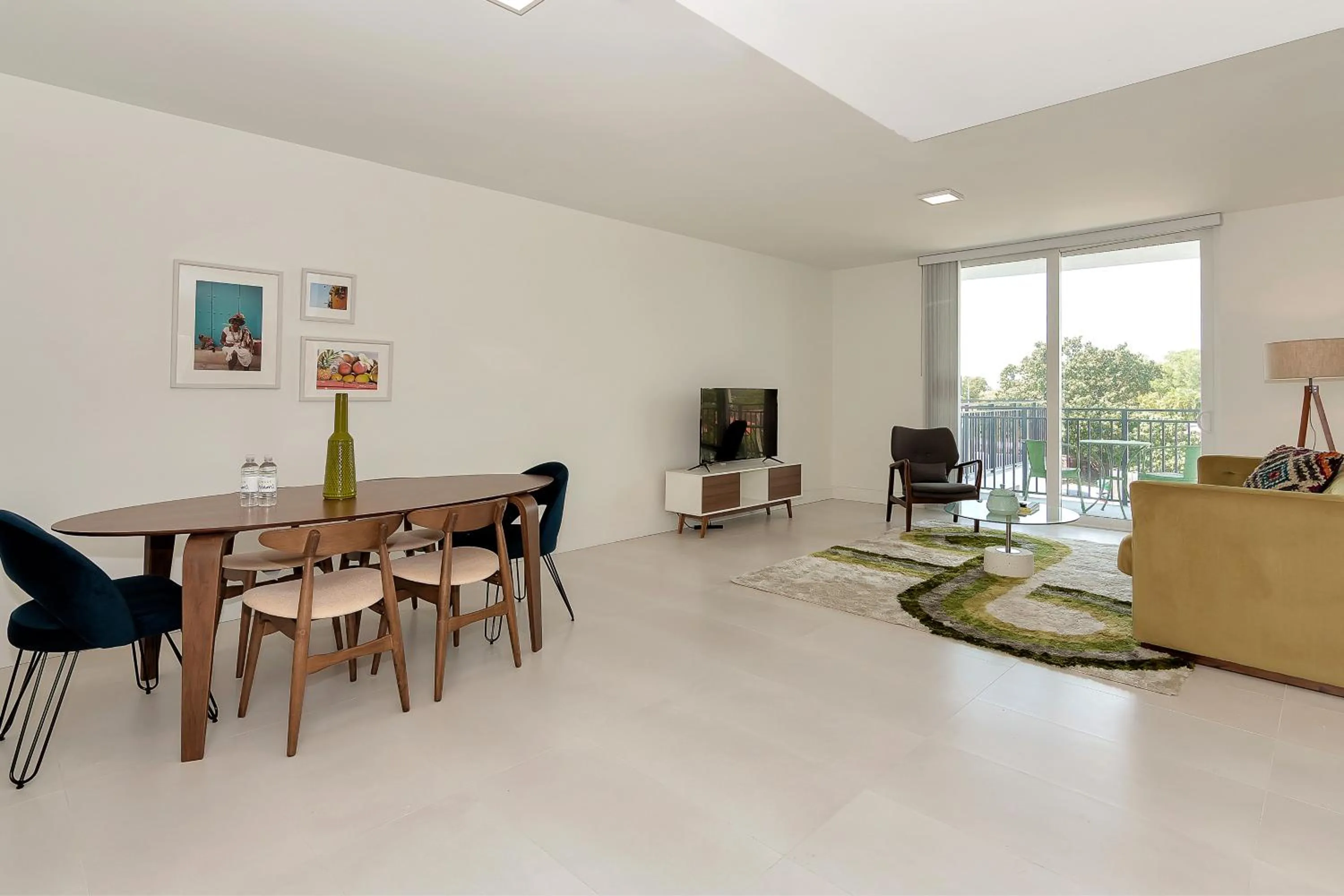 Dining area in Roami at Grove 27