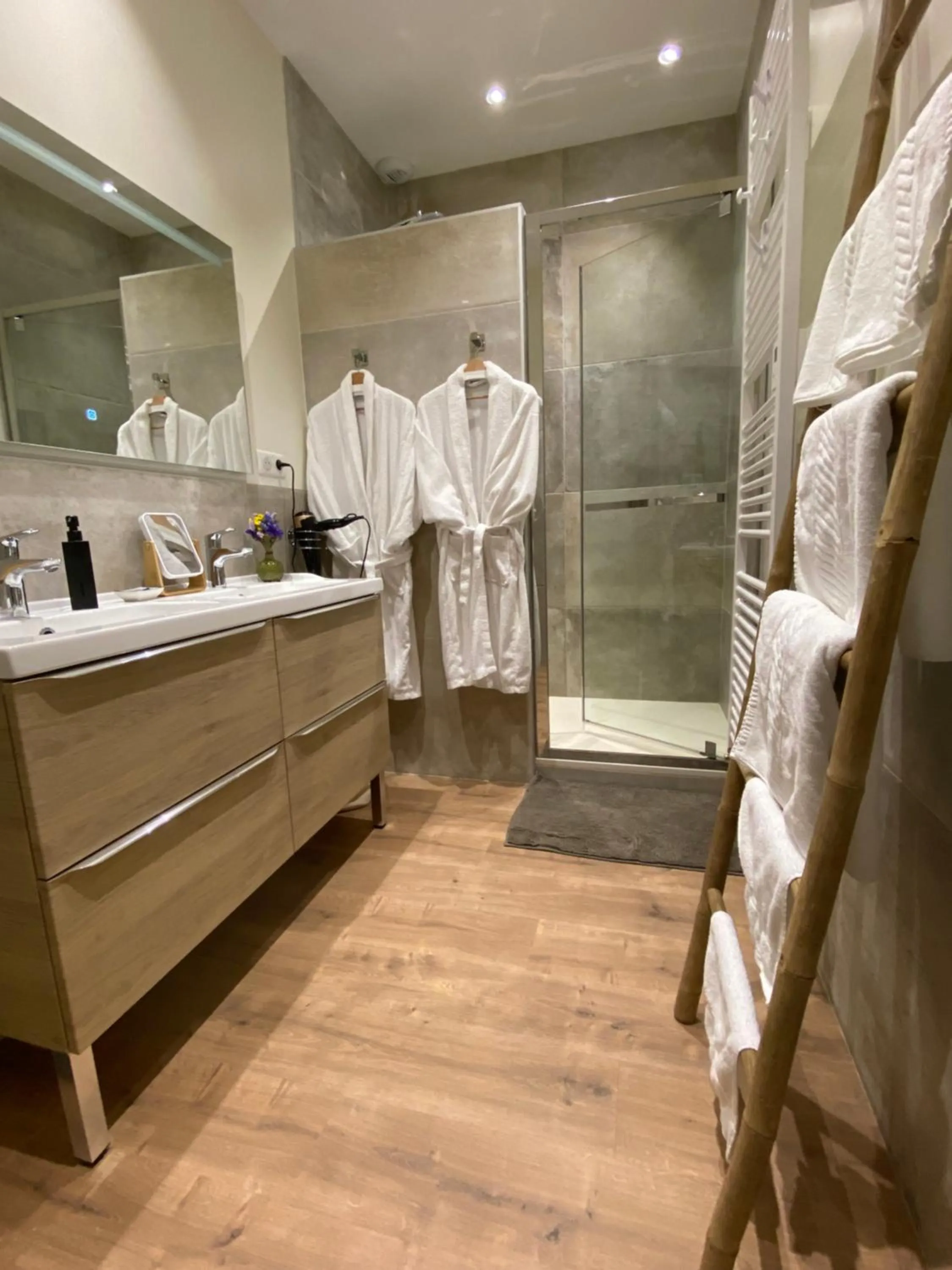 Bathroom in L’ARDOISIÈRE, maison d’hôtes et d’amis