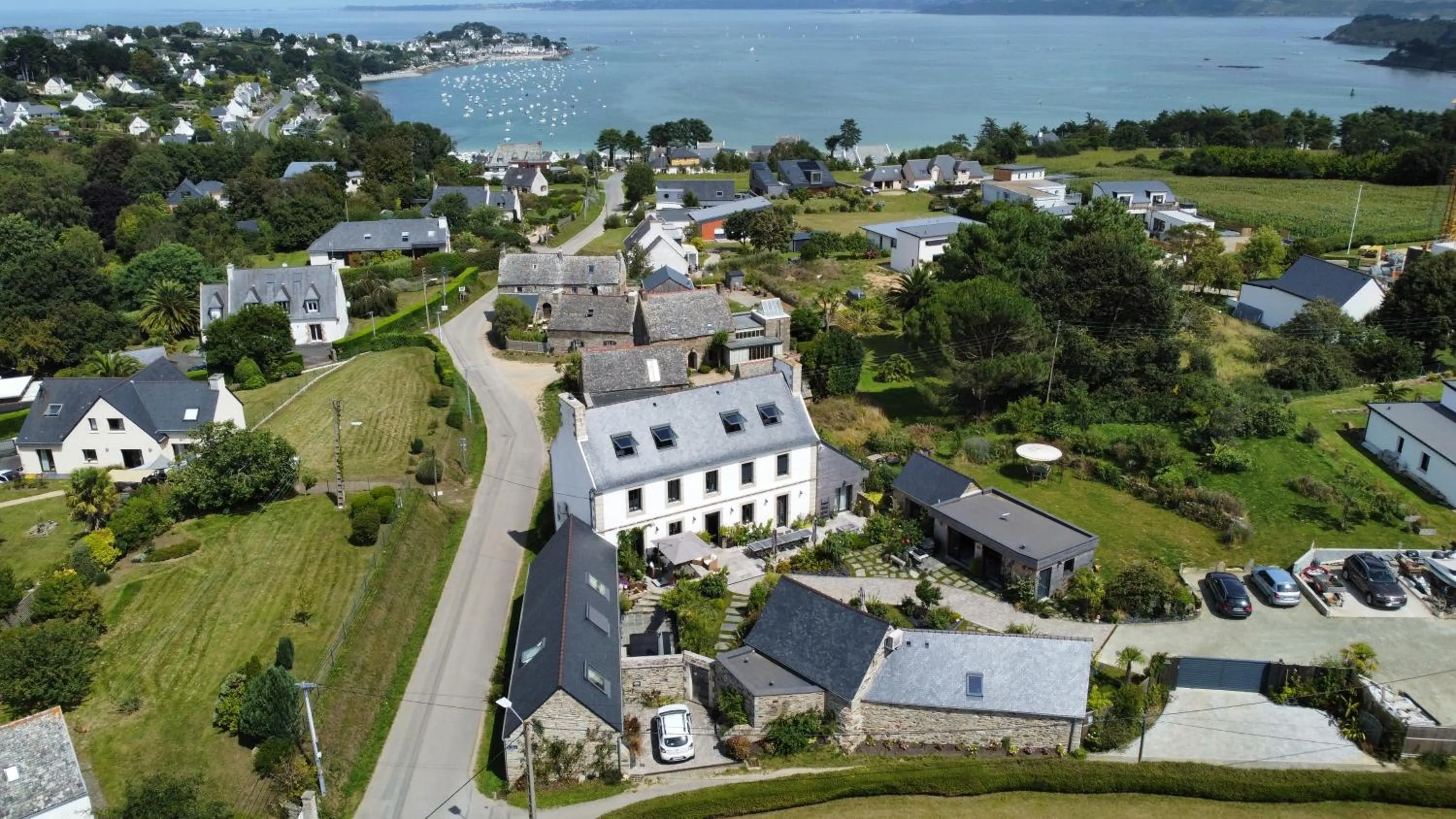 Property building in L’ARDOISIÈRE, maison d’hôtes et d’amis