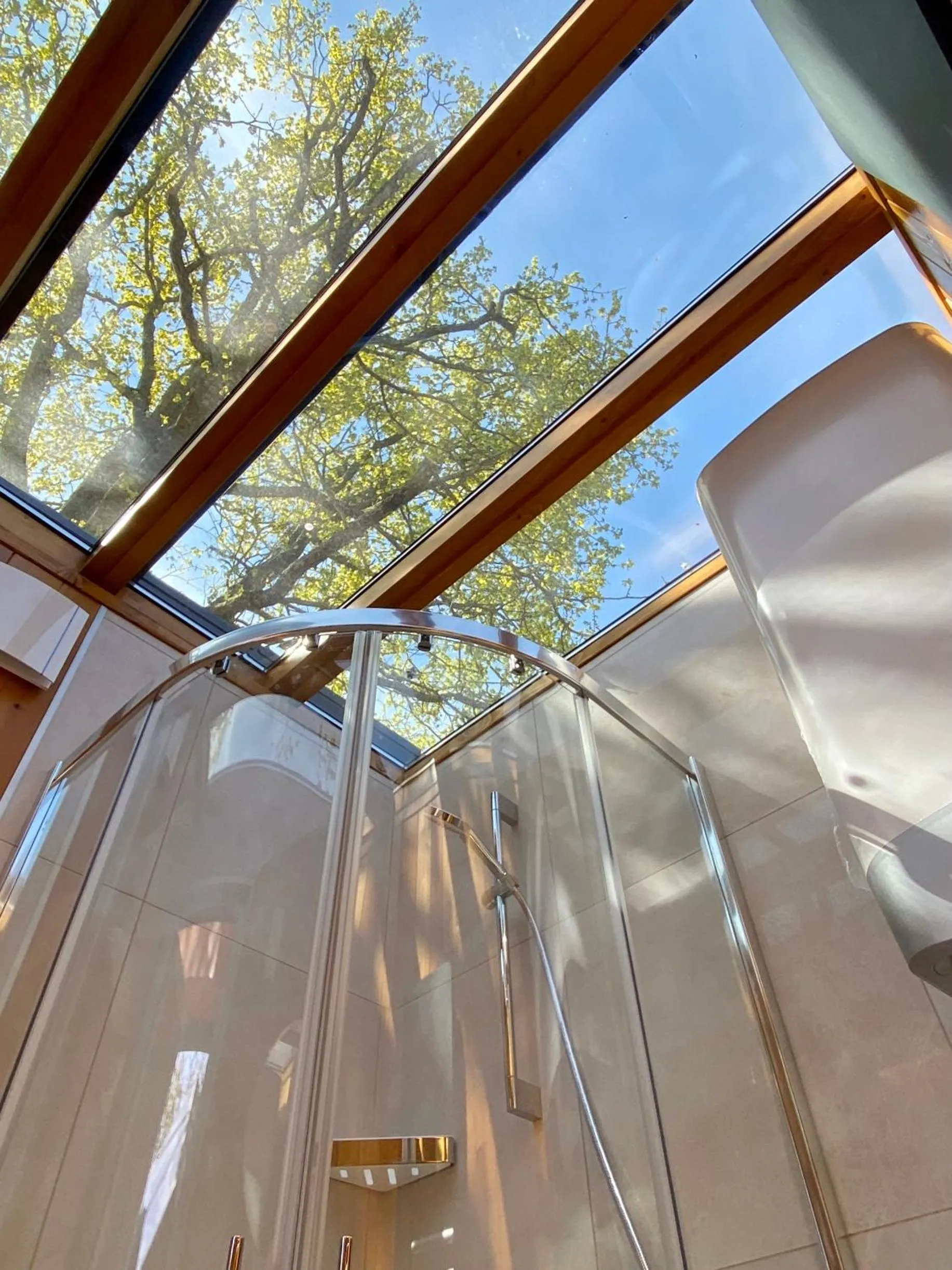 Shower in LA RÉSERVE DE L'AUBE - Hébergements insolites Luxe et Design