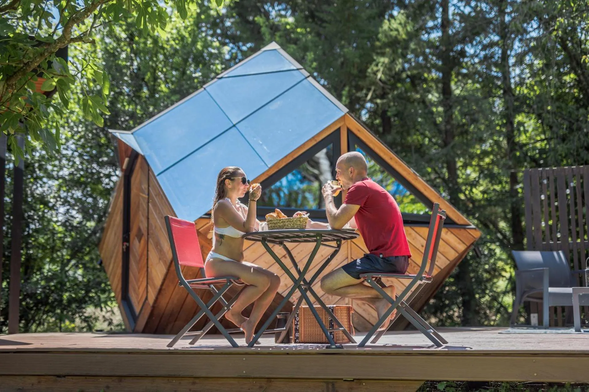 People in LA RÉSERVE DE L'AUBE - Hébergements insolites Luxe et Design