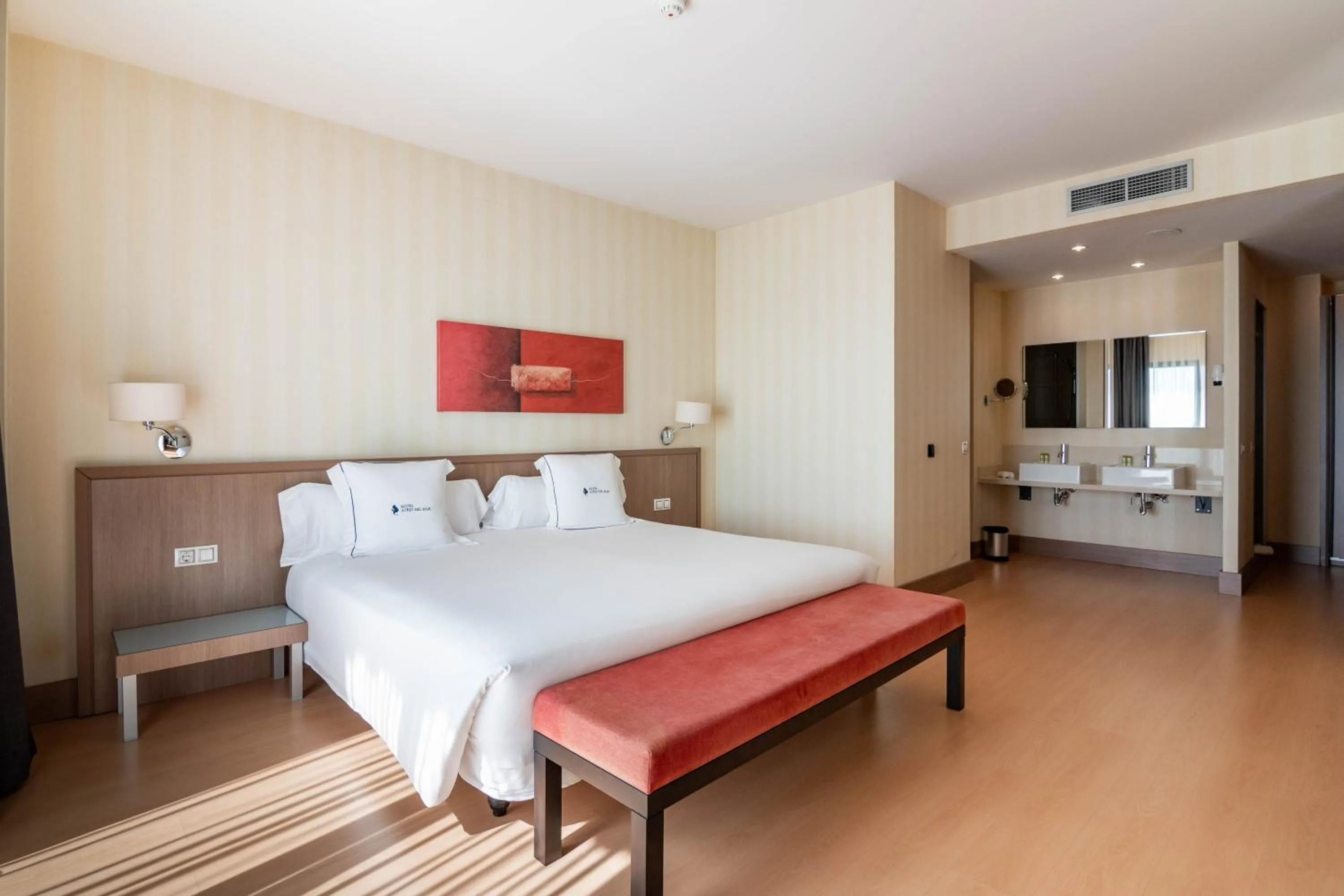 Photo of the whole room, Bed in Hotel Ibersol Atrio del Mar