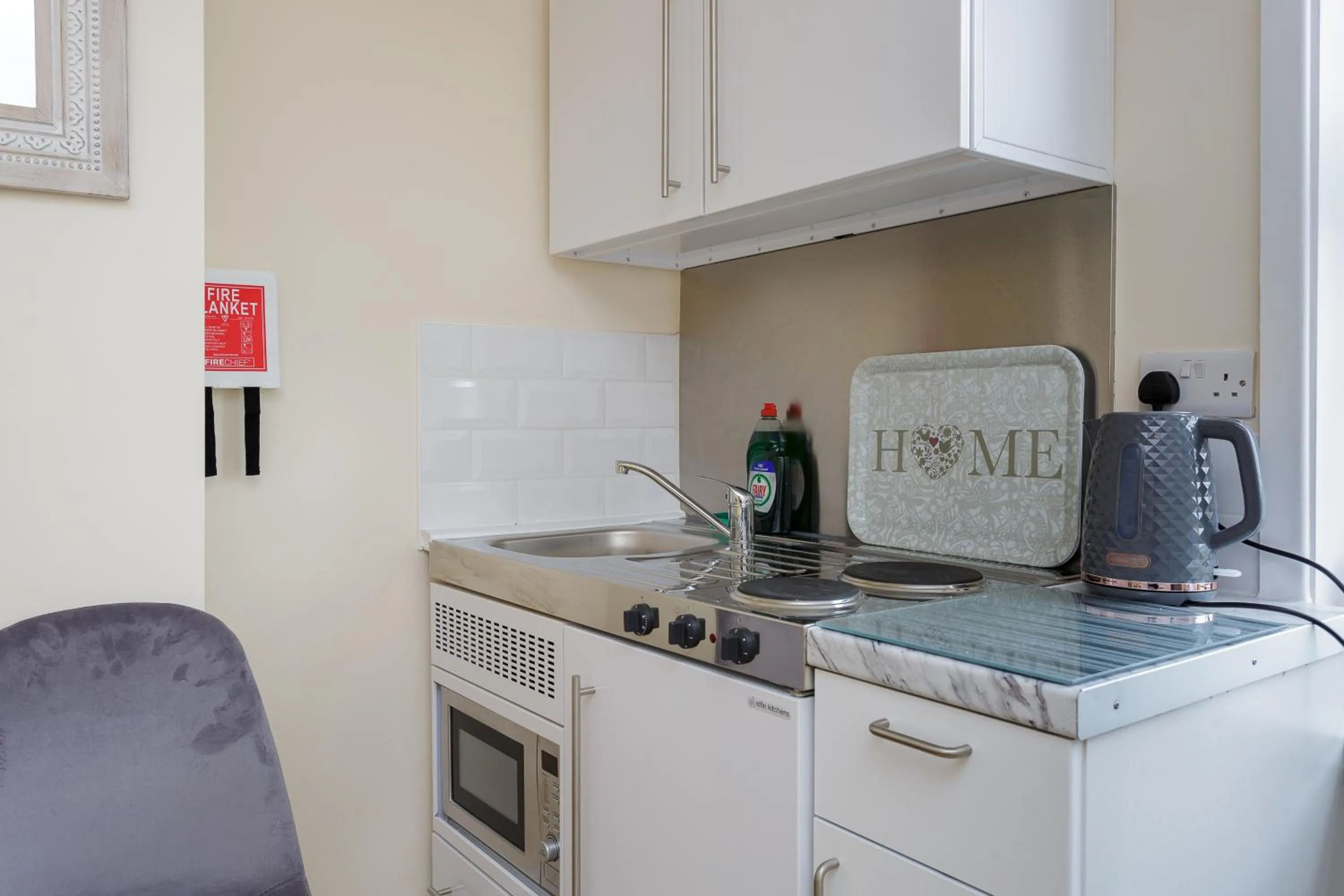 Kitchen or kitchenette in St Mary's - Modern Central Huge Studio Apartments